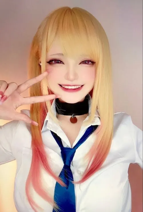 Màn cosplay vú bự đầy táo bạo trong trang phục cắt xẻ nghệ thuật