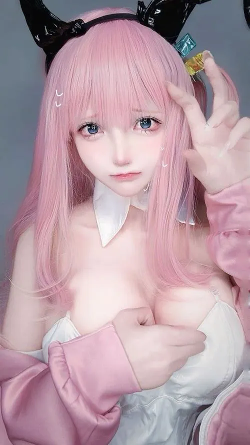 Màn cosplay sexy khoe vòng 1 nảy nở của waifu quốc dân