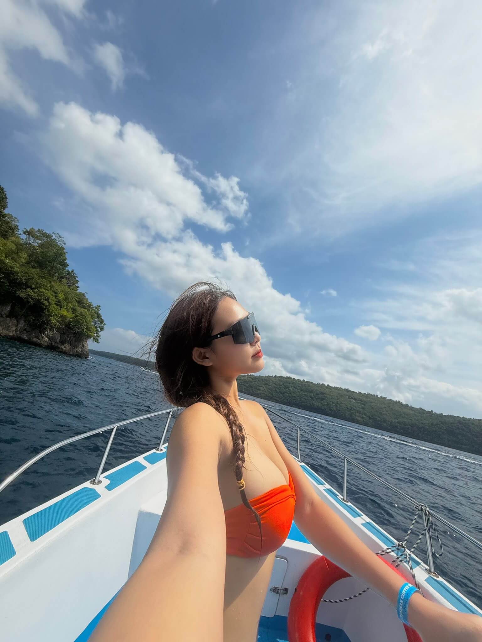 Emkimsayhi khoe bikini nóng bỏng cực cháy trên du thuyền