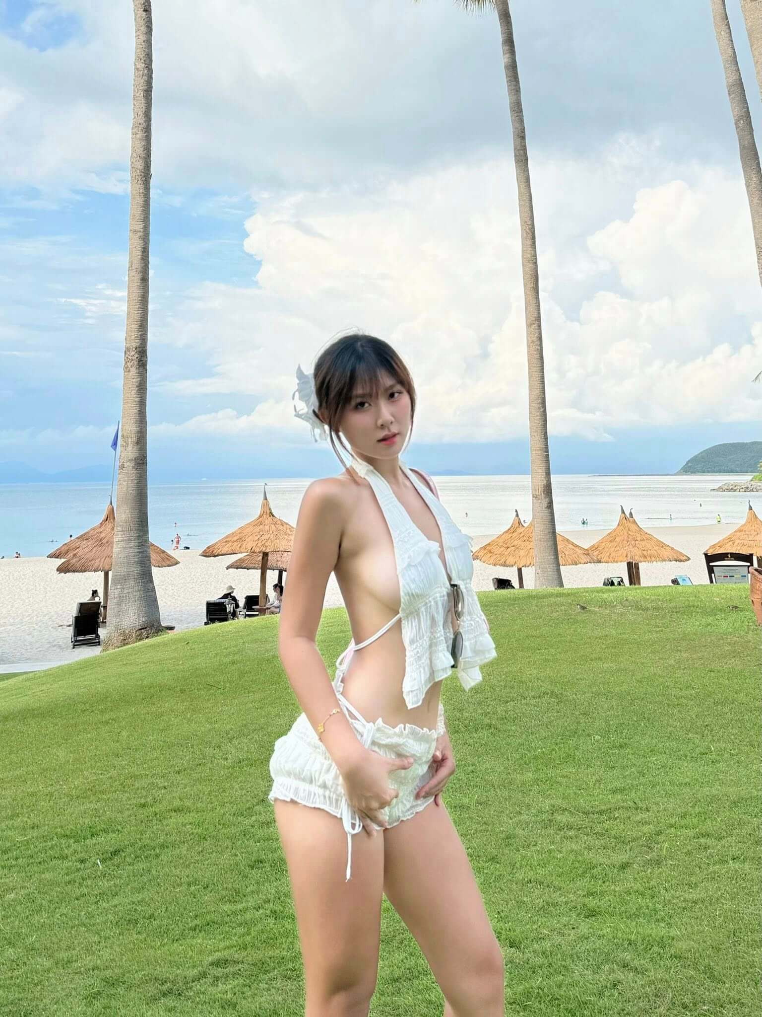 Em Kim Vén Váy lộ rõ đường cong chữ S mượt mà sexy