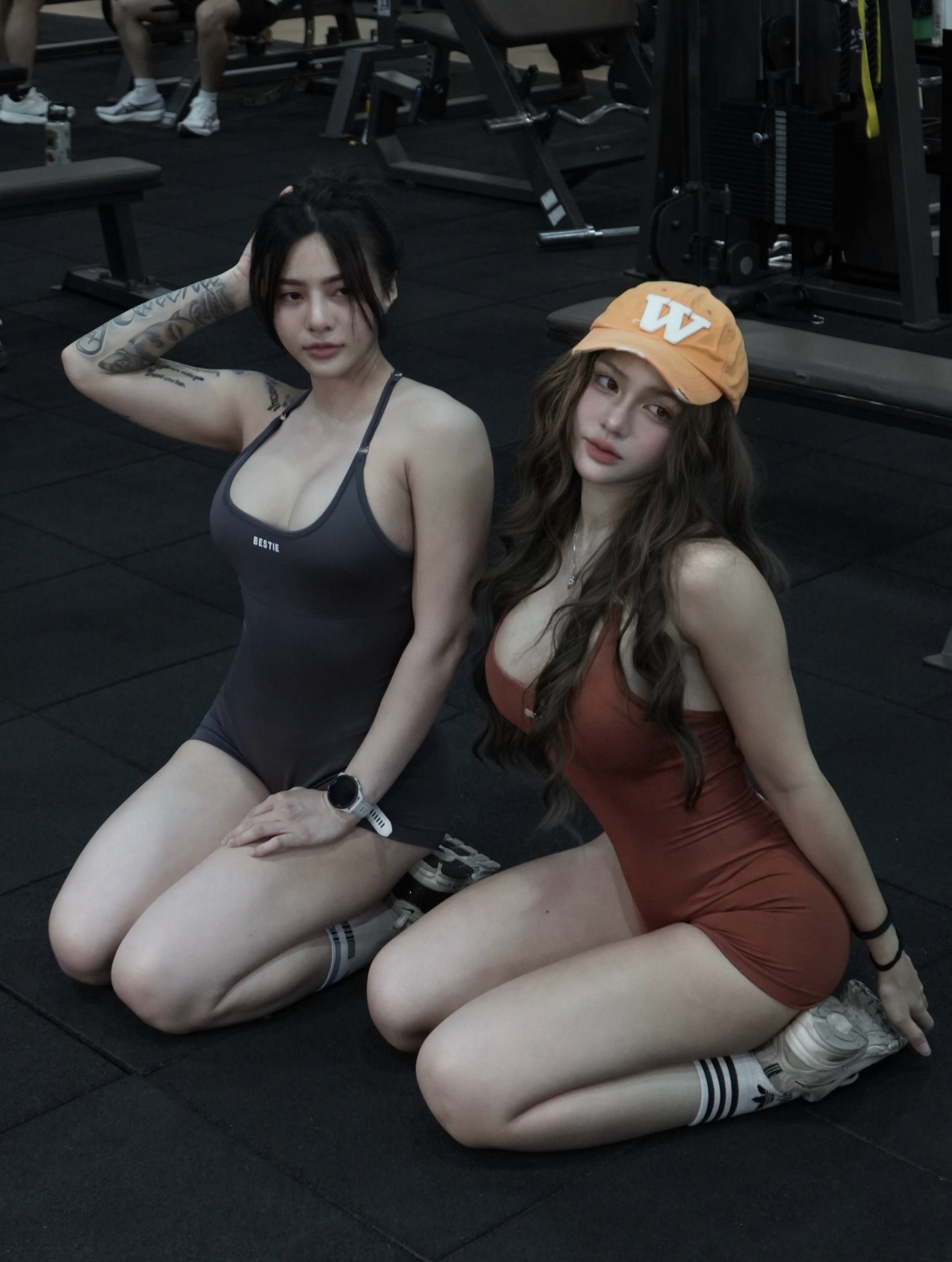 Gái gym mông bự diện áo hai dây khoe vai và ngực đầy