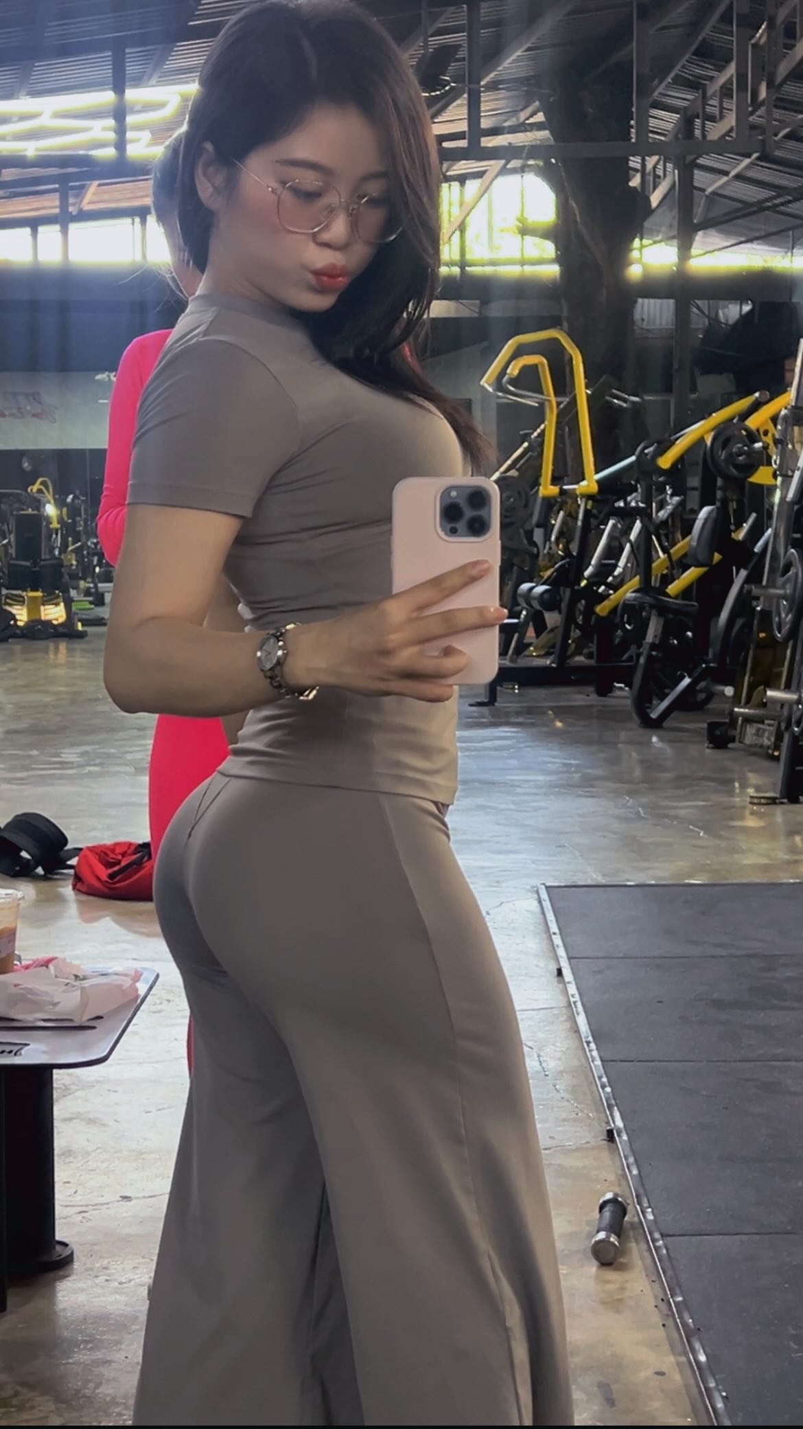 Gái gym mông bự diện nội y thể thao quyến rũ tinh tế