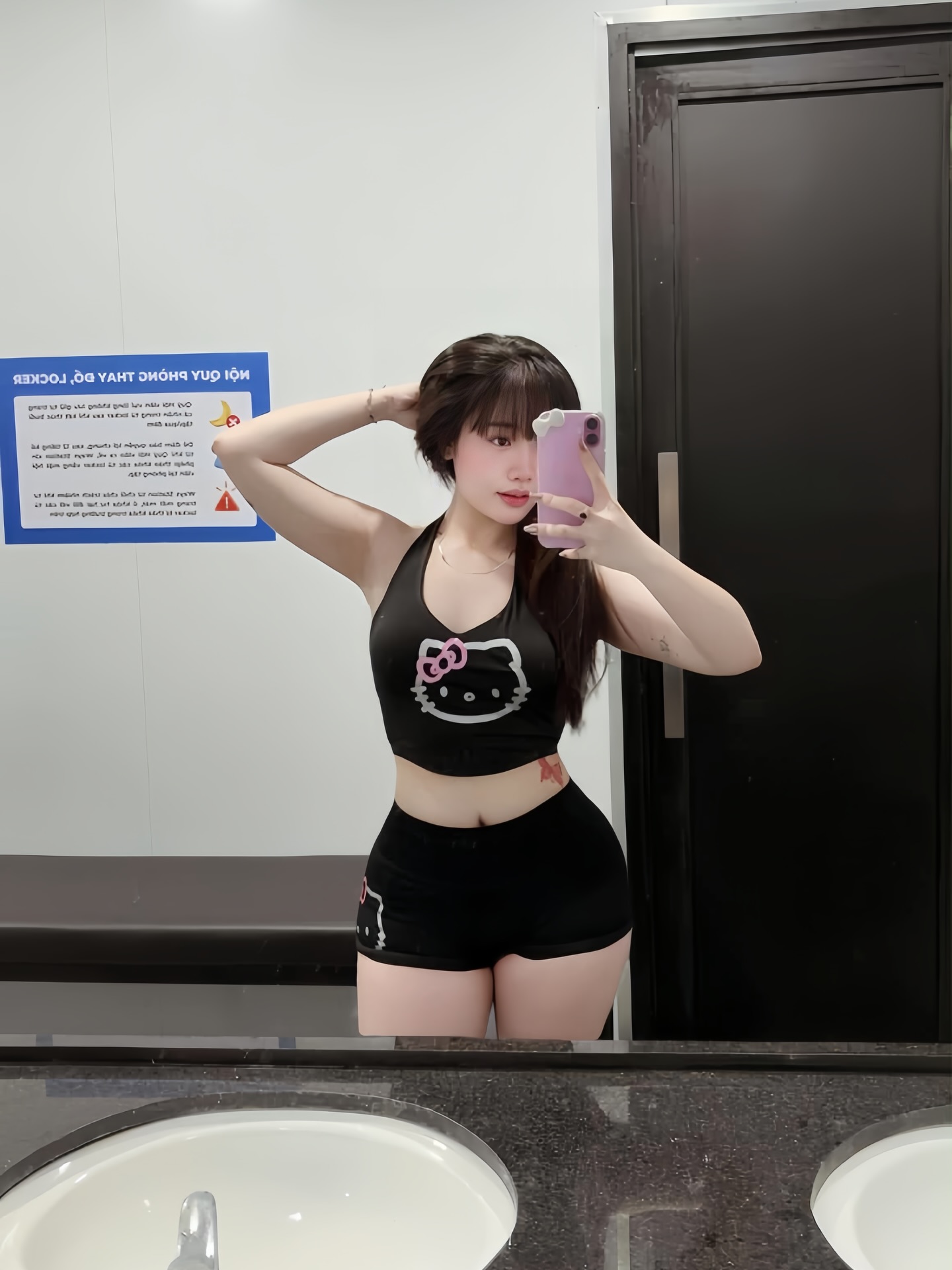Gái gym khoe mông diện trang phục cắt xẻ táo bạo sexy