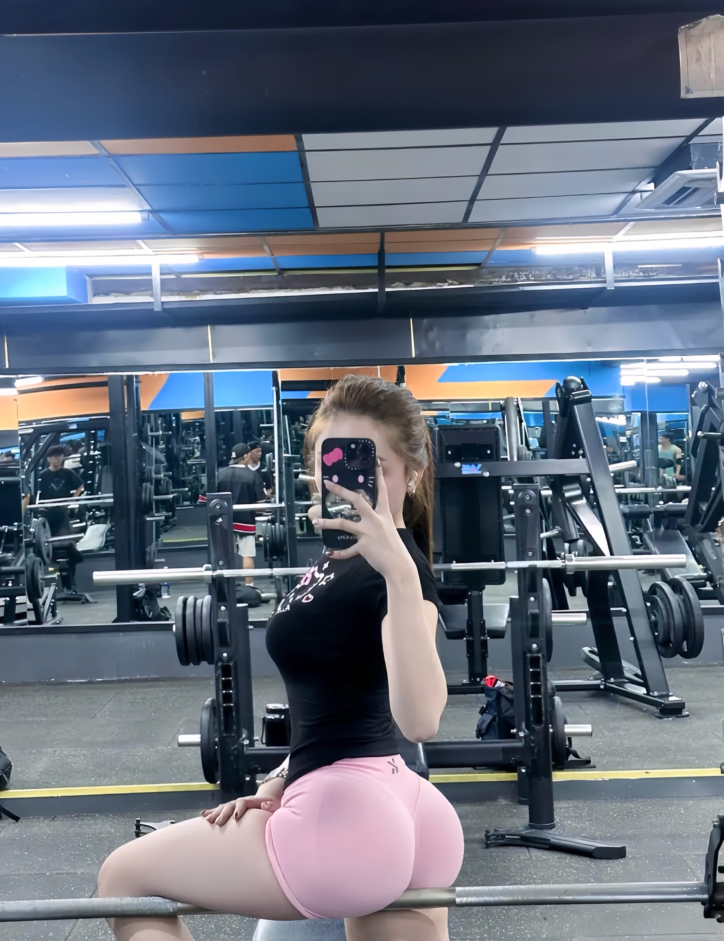Gái gym mông bự với ánh mắt kiên định đầy mê hoặc