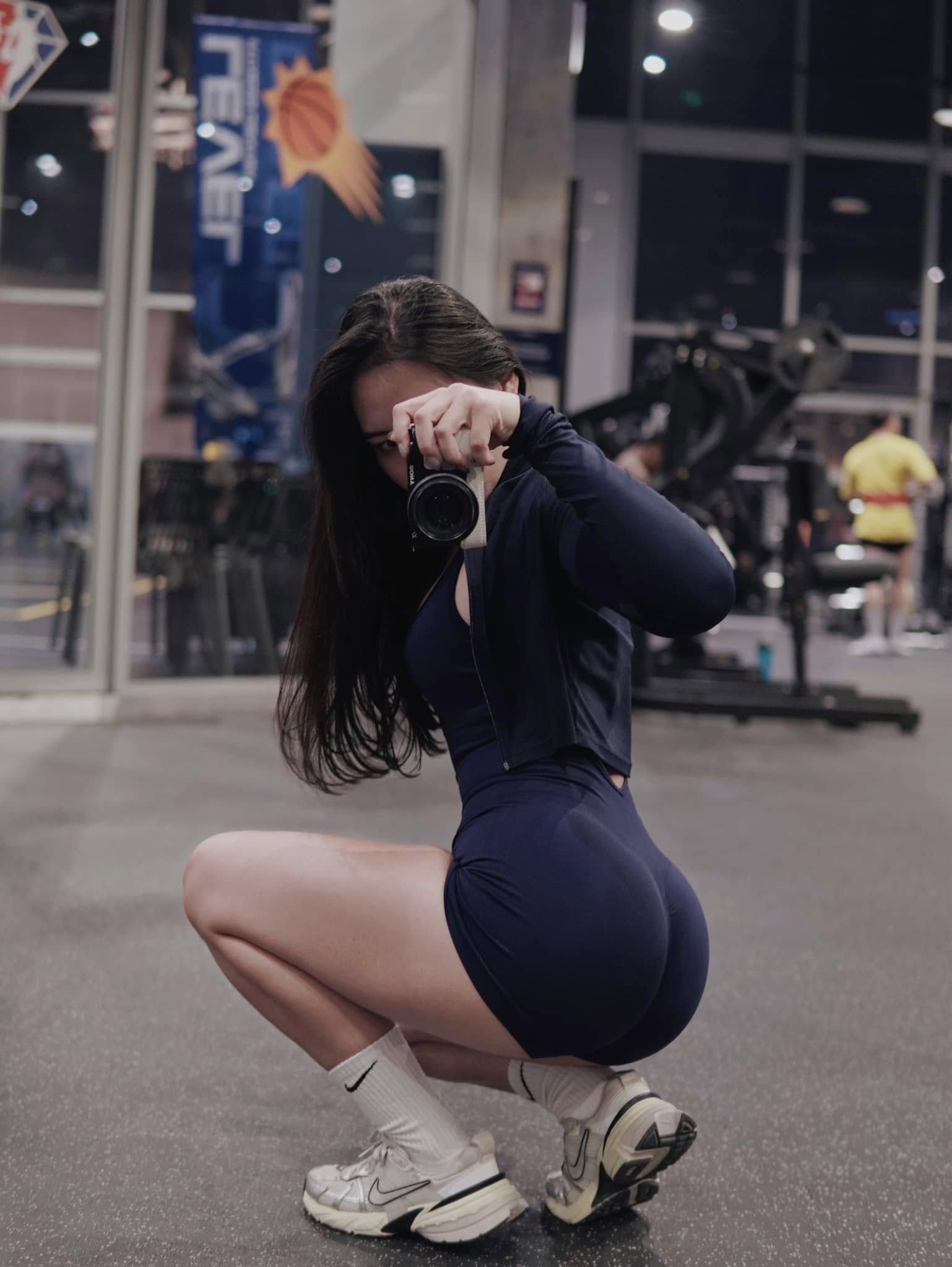 Ảnh gái gym mông to góc chụp nghiêng tôn vòng 3 nảy nở