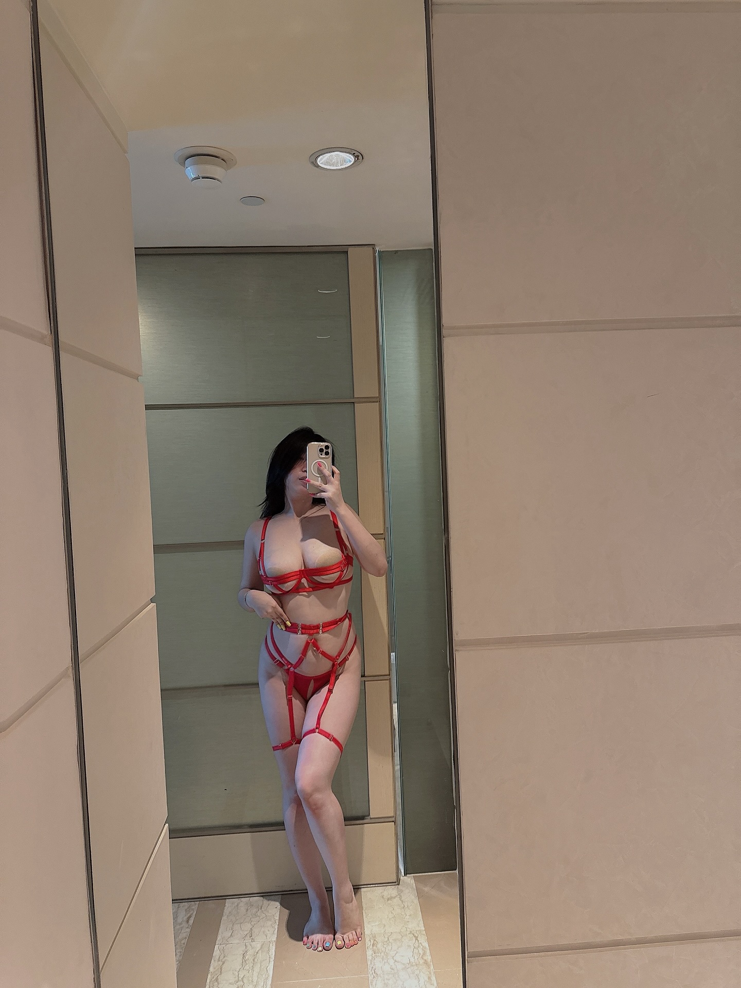 Gái xinh múp khoe vai mảnh và vòng 1 nảy nở quyến rũ