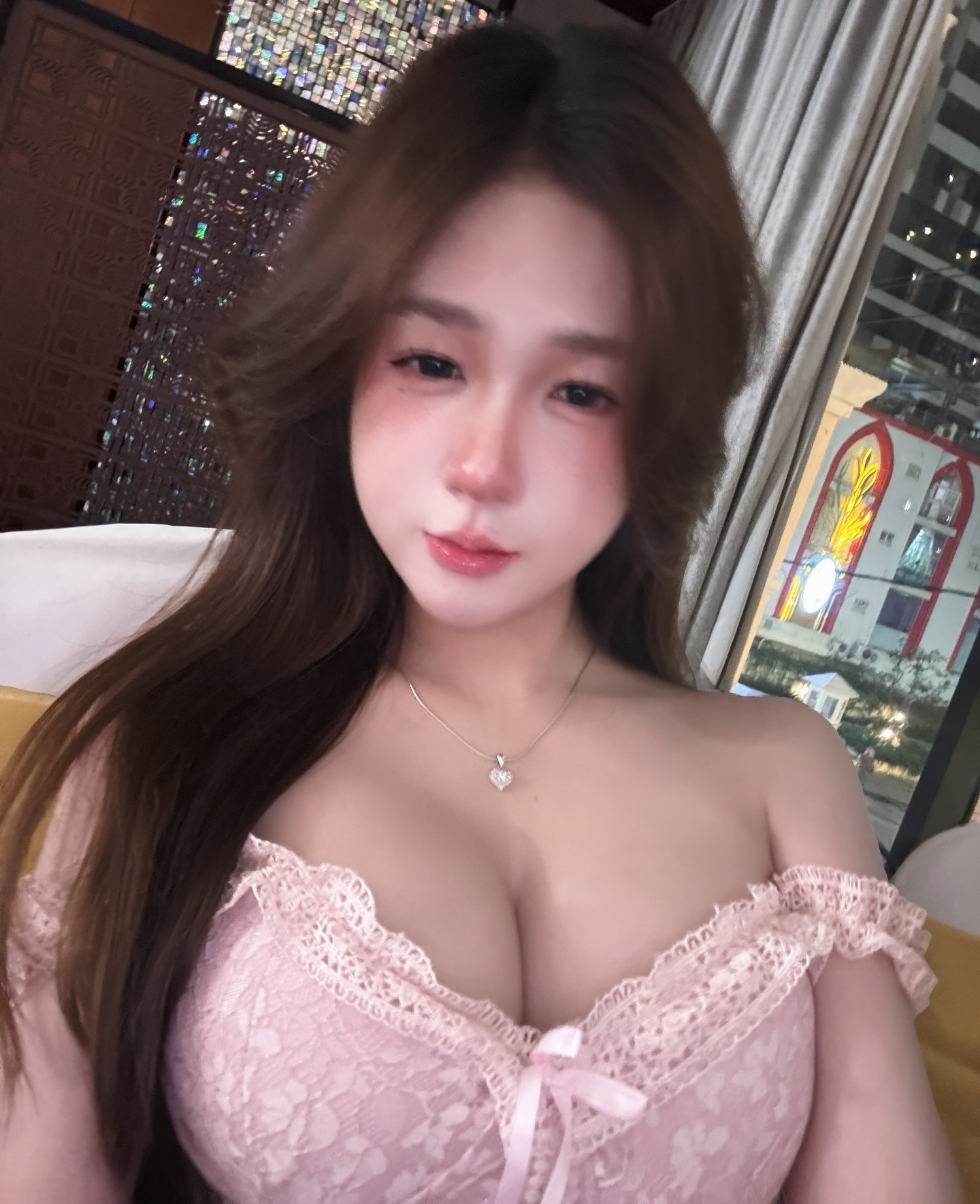 Ảnh gái múp khoe vòng 1 bốc lửa trong trang phục y tá