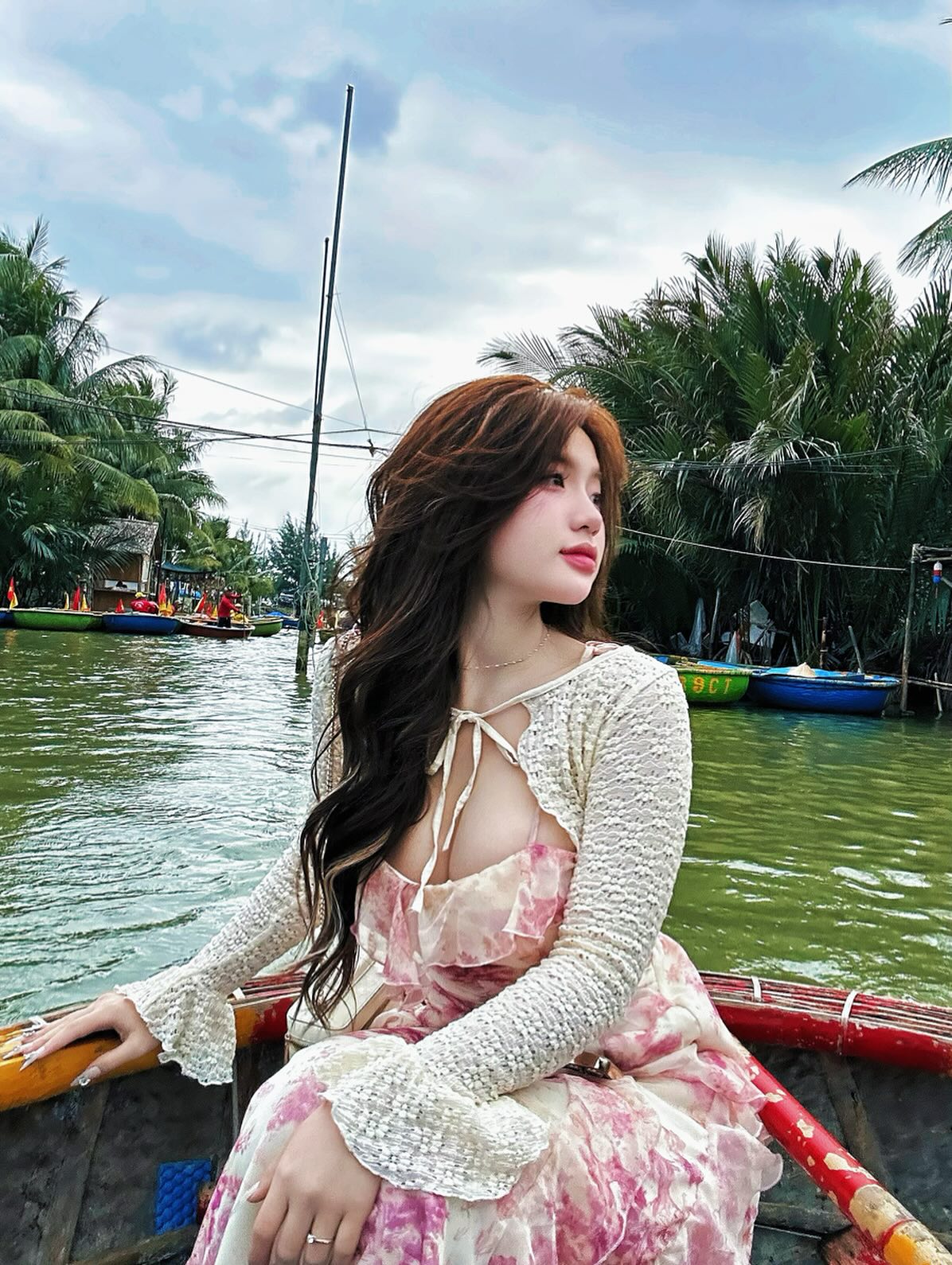 Ảnh gái múp khoe vẻ đẹp đầy đặn vạn người say đắm