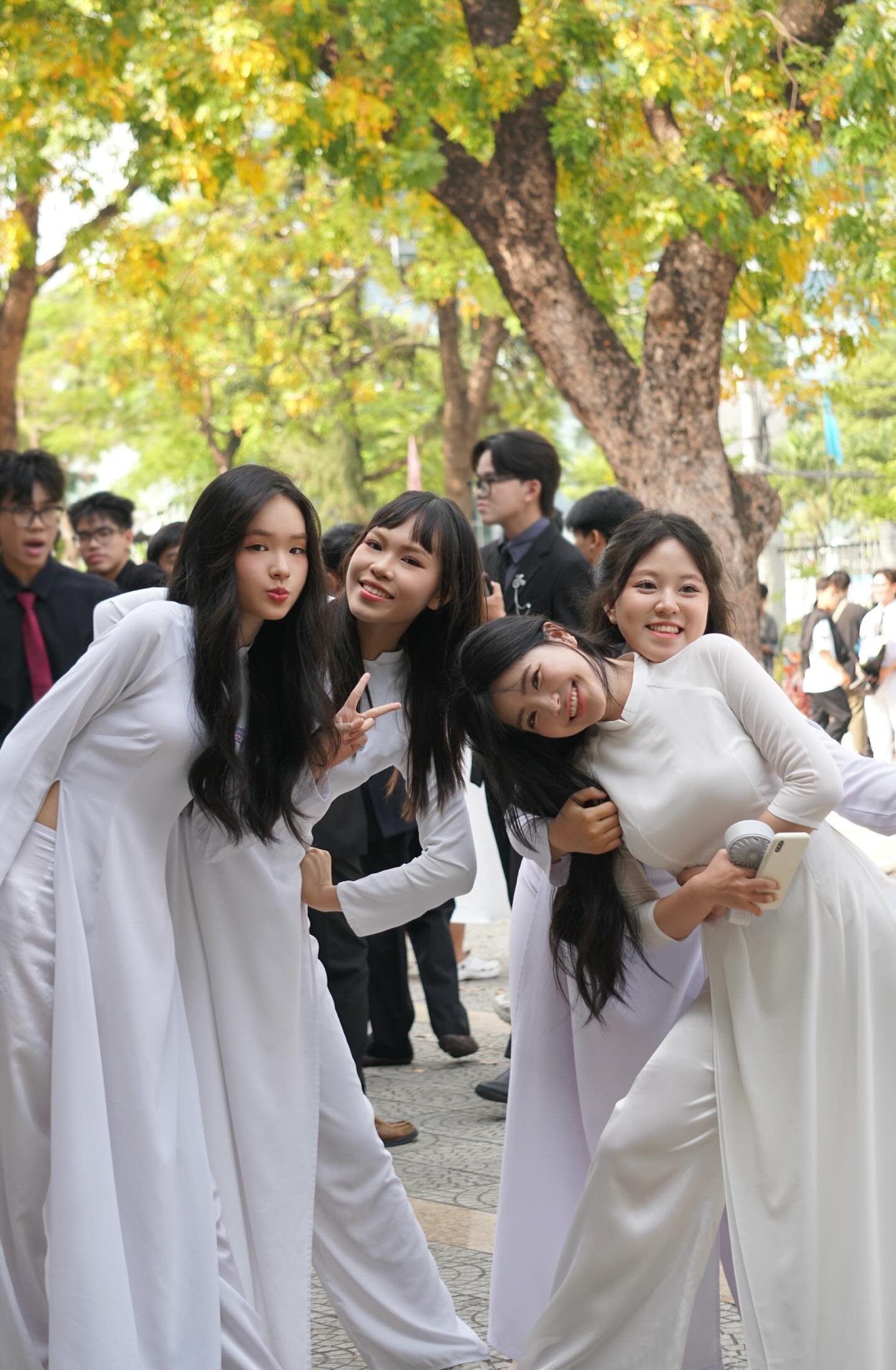 Girl xinh áo dài trắng khoe vóc dáng cực cháy và làn da mịn màng