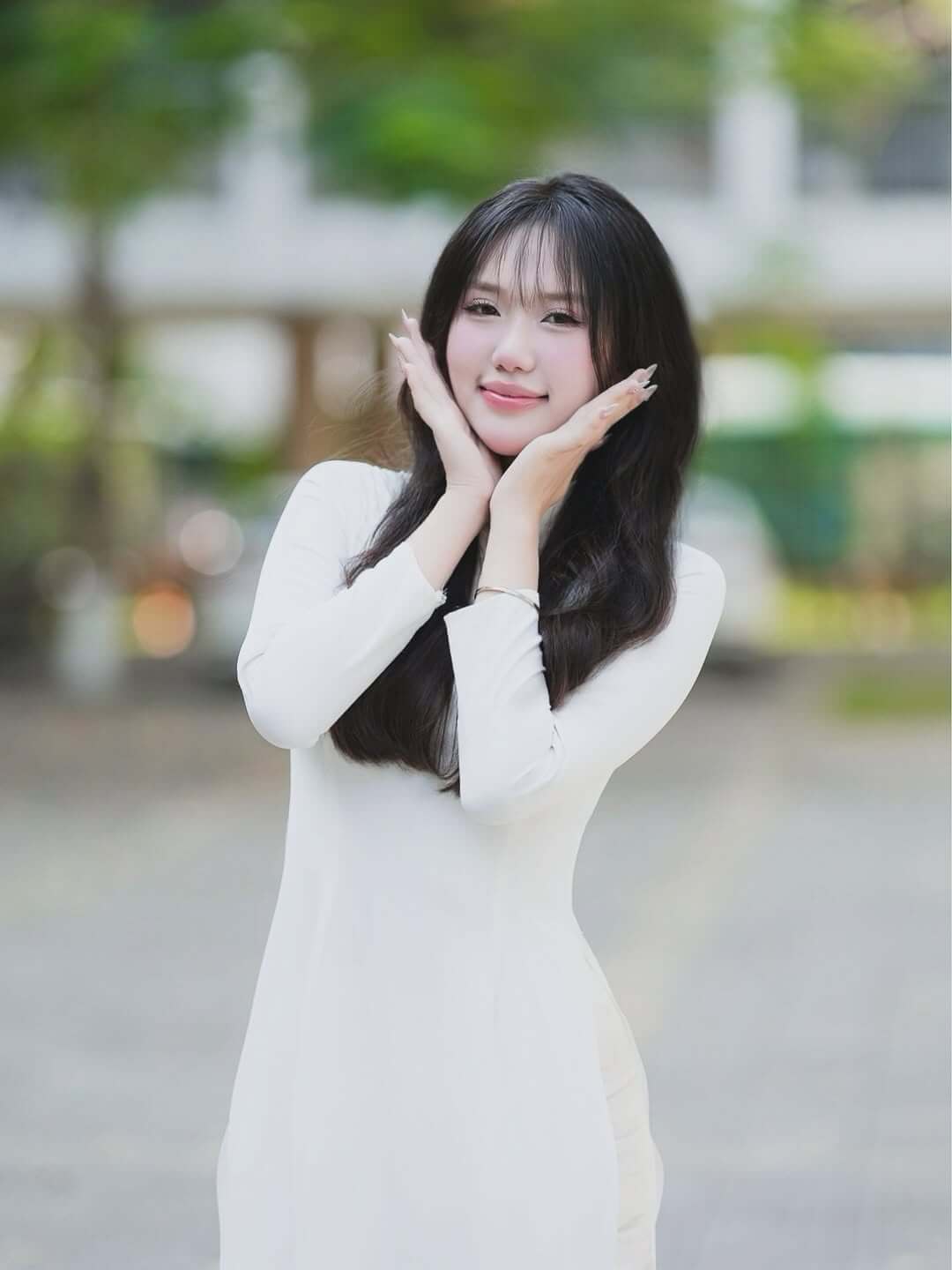 Nữ sinh mang áo dài lôi cuốn bởi nhan sắc ngọt ngào và gợi cảm