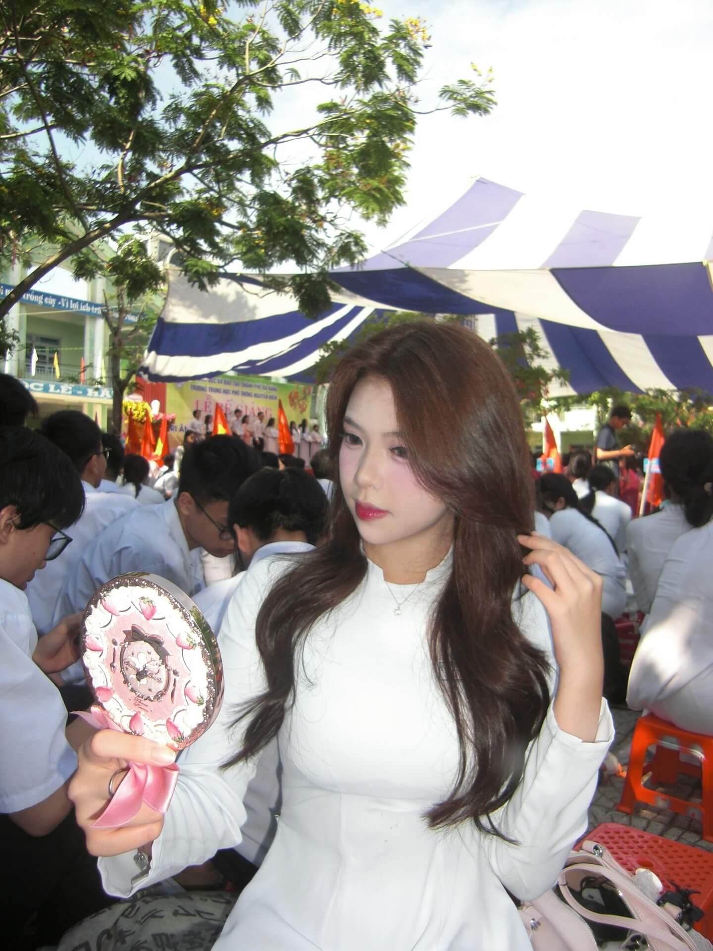 Girl xinh áo dài trắng thu hút ánh nhìn bởi nét xinh xắn và sexy