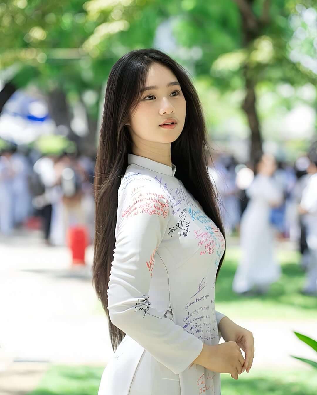 Vẻ đẹp gợi cảm và sức sống thanh xuân của nữ sinh mang áo dài