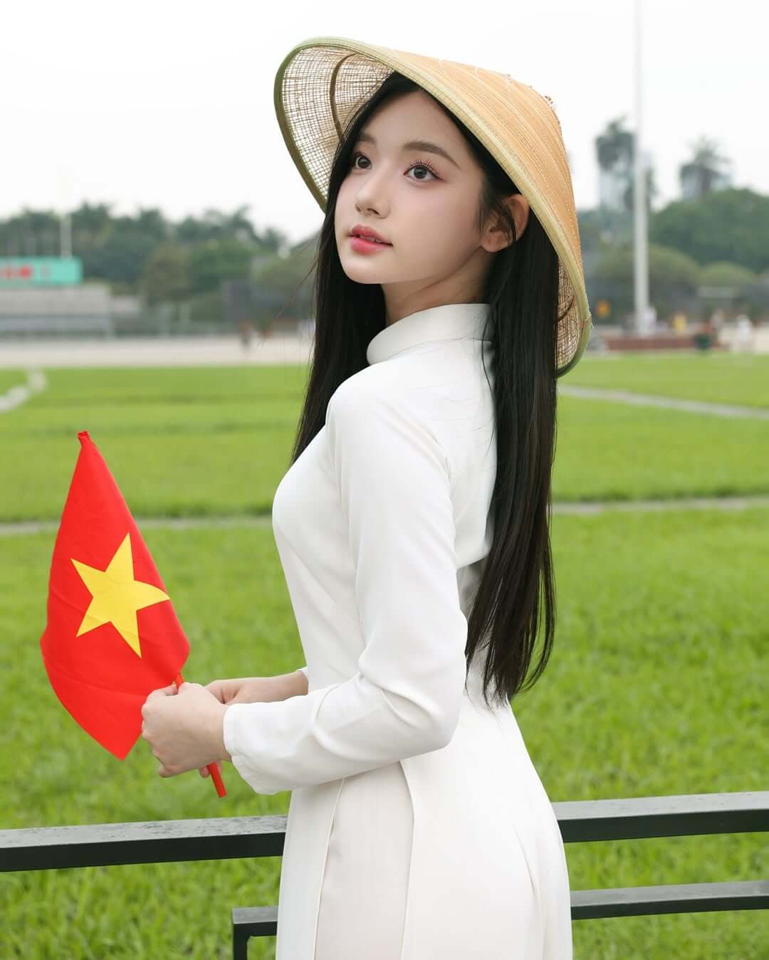 Girl xinh áo dài trắng khoe vóc dáng nảy nở và nhan sắc cực phẩm