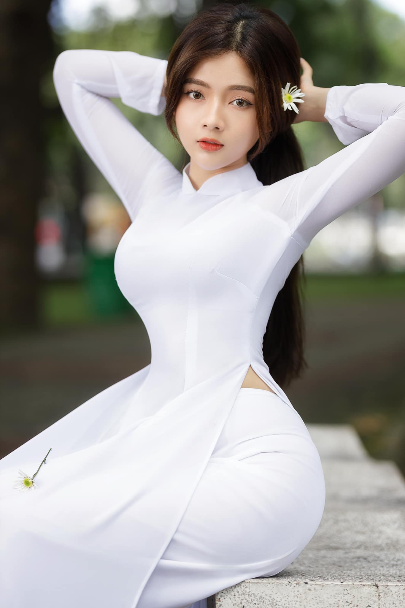 Nữ sinh áo dài xinh đẹp thu hút mọi ánh nhìn trong khung hình