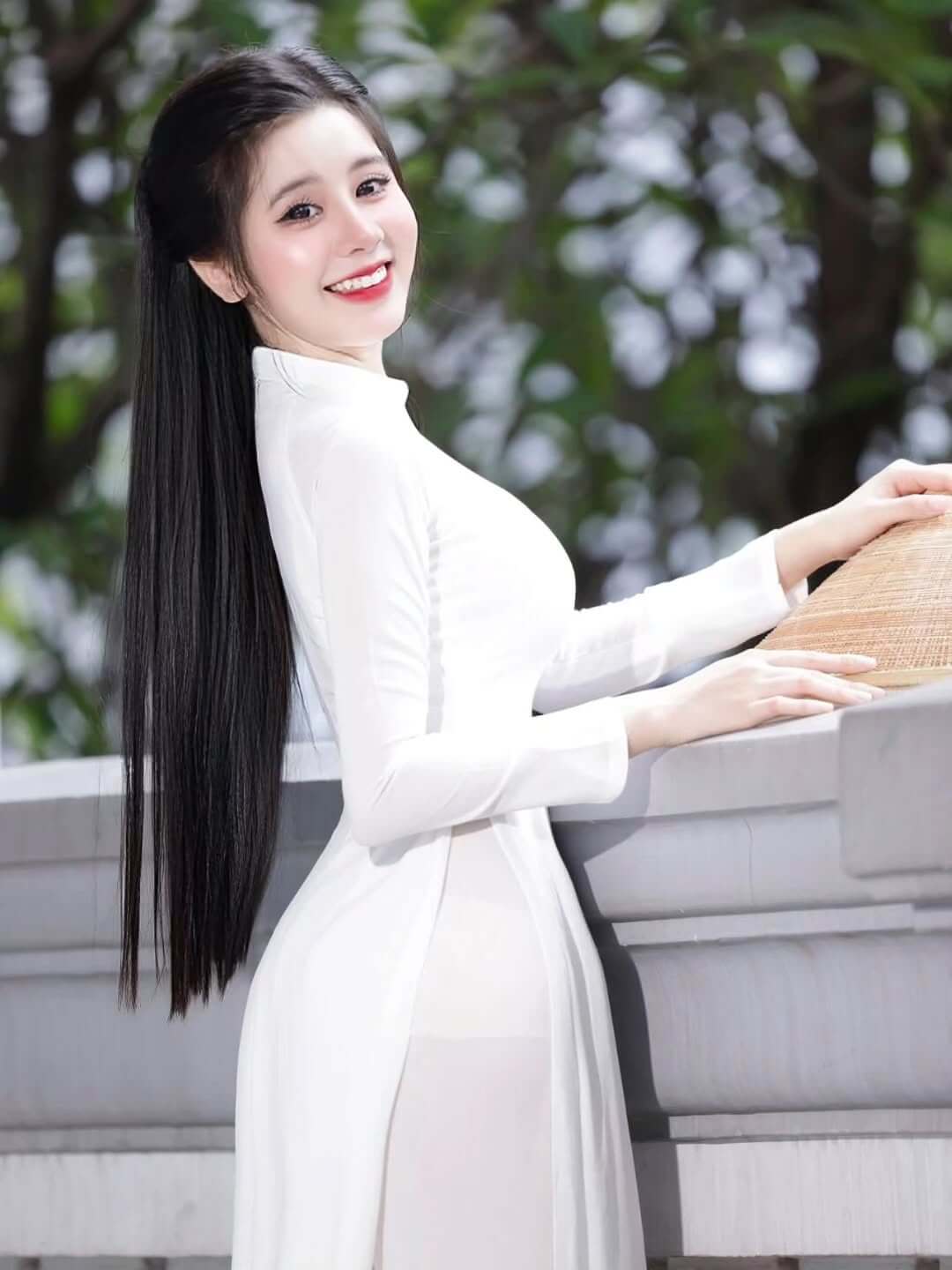 Nữ sinh mang áo dài thu hút mọi ánh nhìn bởi sự sexy và năng động