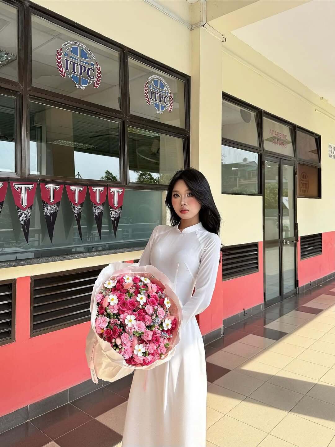 Nữ sinh áo dài thu hút ánh nhìn bởi đường cong nảy nở sexy