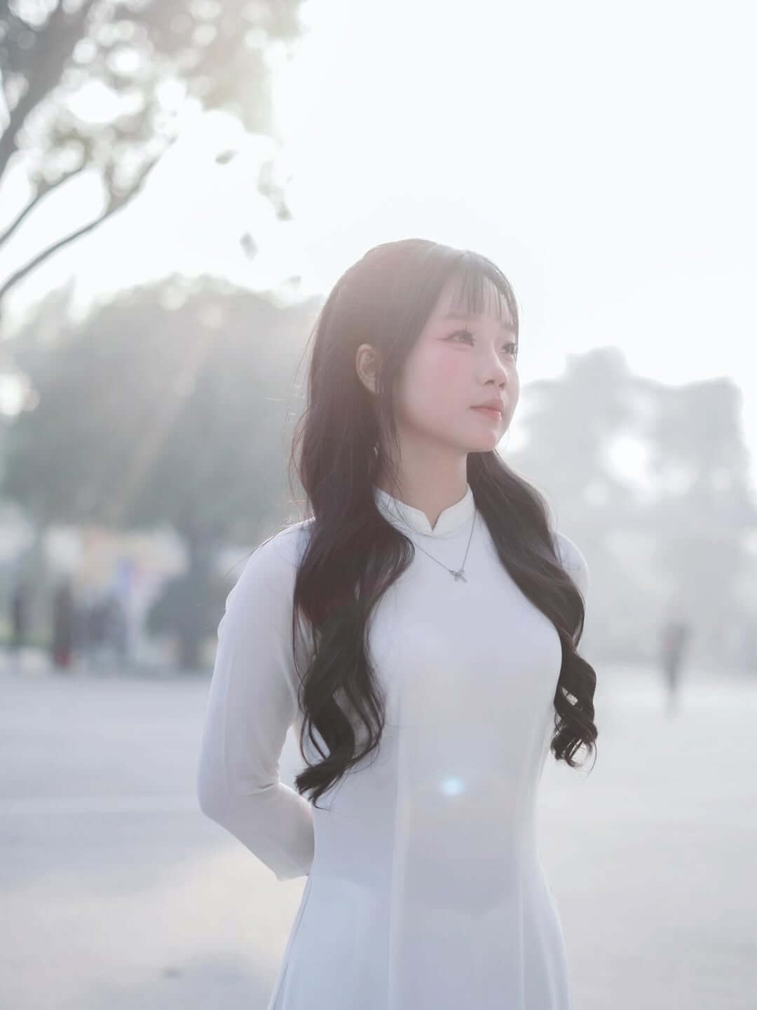 Girl xinh áo dài trắng khoe nét xinh xắn và sự năng động tràn đầy