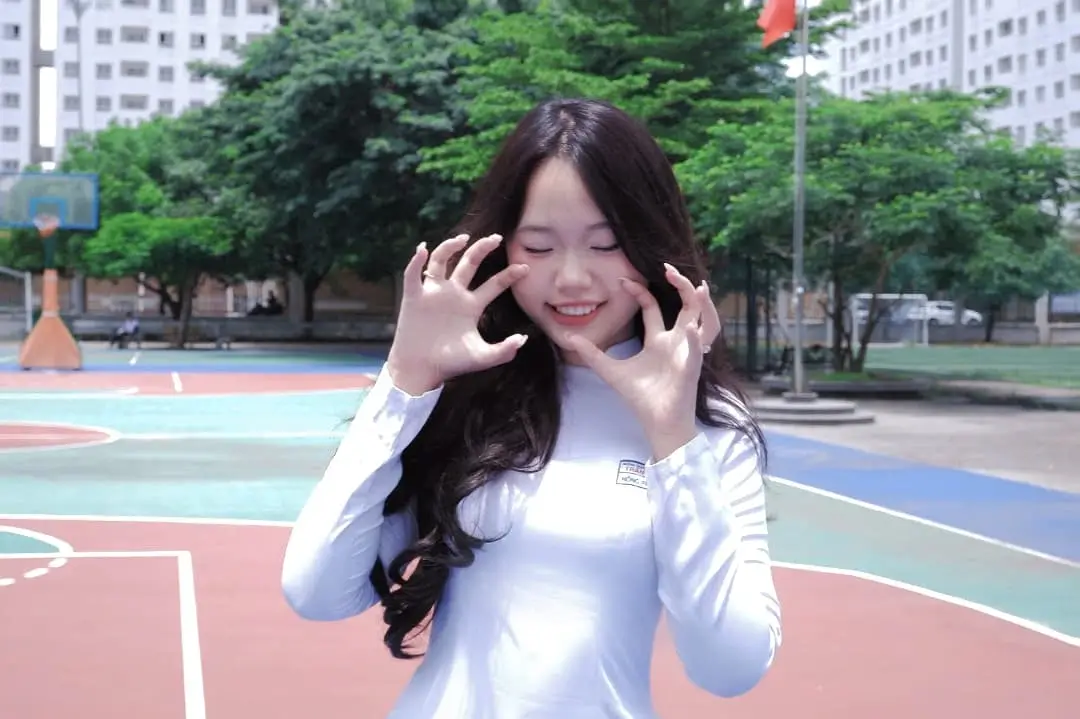 Girl xinh áo dài trắng thu hút ánh nhìn bởi sự trẻ trung và quyến rũ