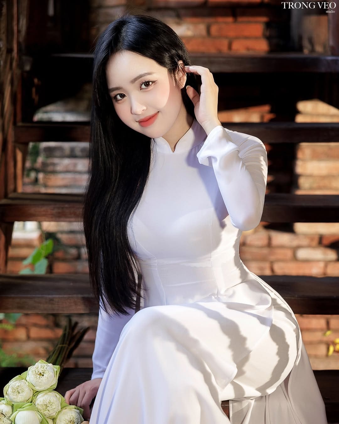 Nữ sinh mang áo dài khoe đường cong sexy và thần thái nữ thần