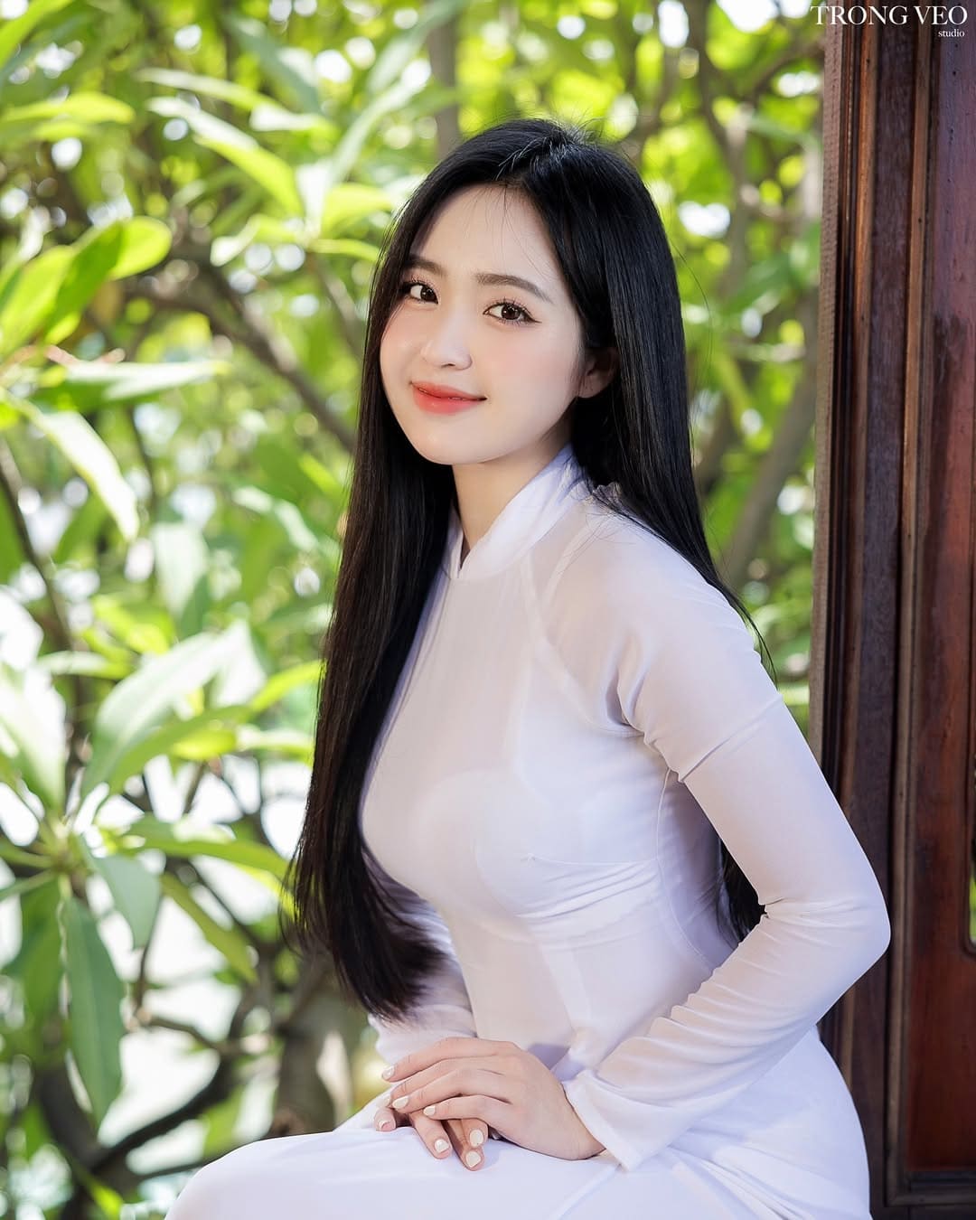 Vẻ đẹp năng động và vóc dáng nóng bỏng của nữ sinh mang áo dài