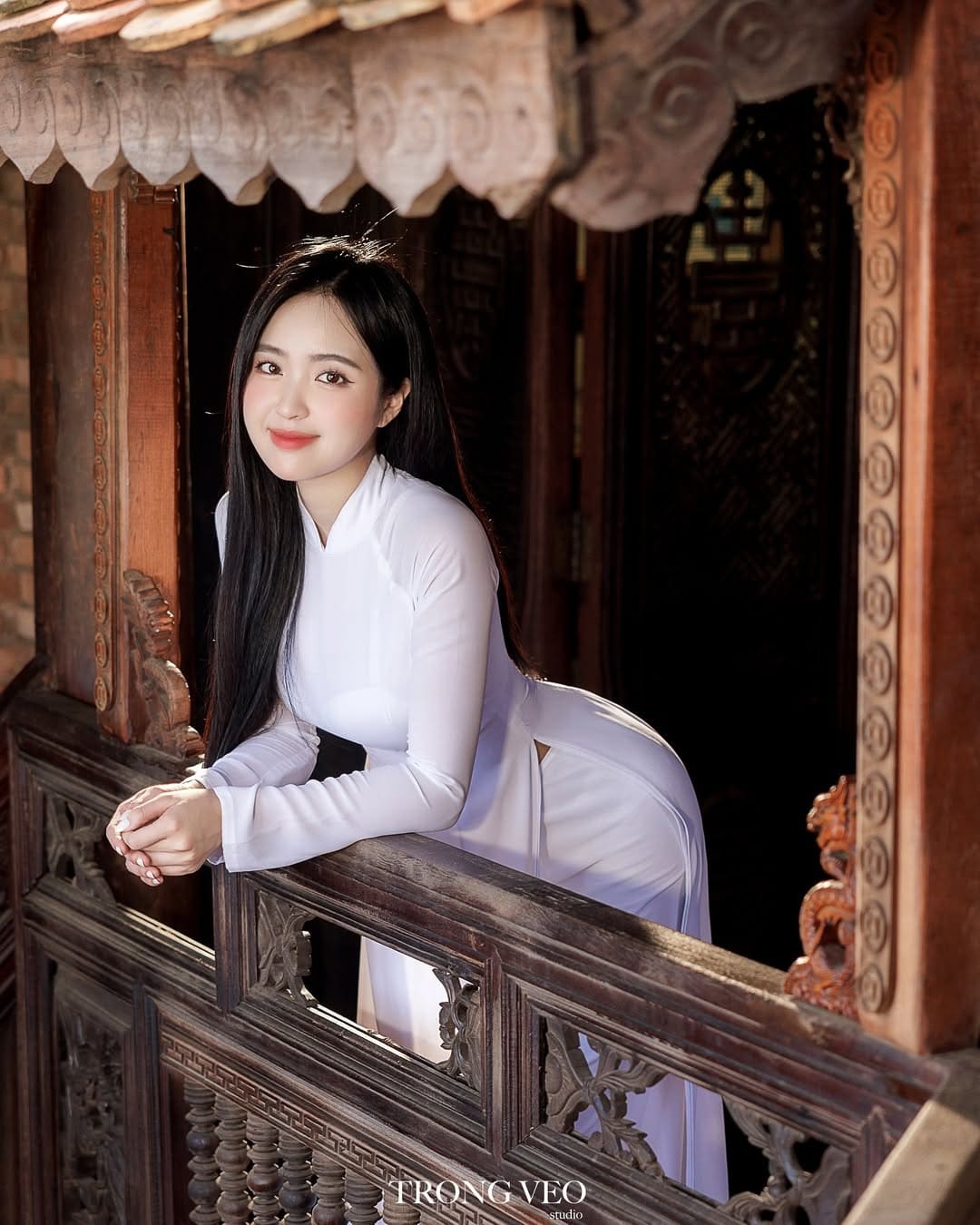 Girl xinh áo dài trắng khoe vẻ đẹp gợi cảm không góc chết