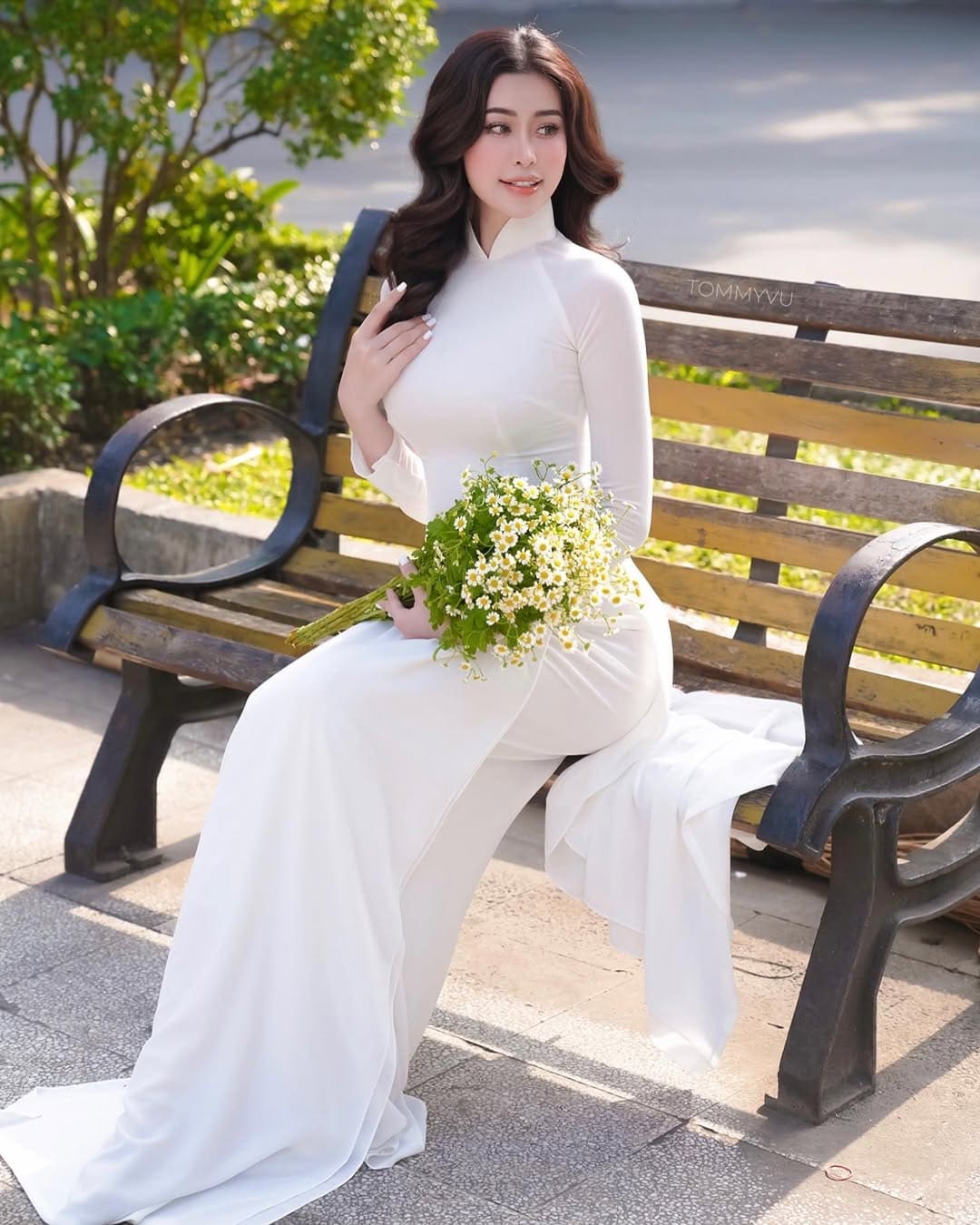 Nữ sinh mang áo dài khoe vẻ khỏe khoắn và đường cong chữ S mượt mà
