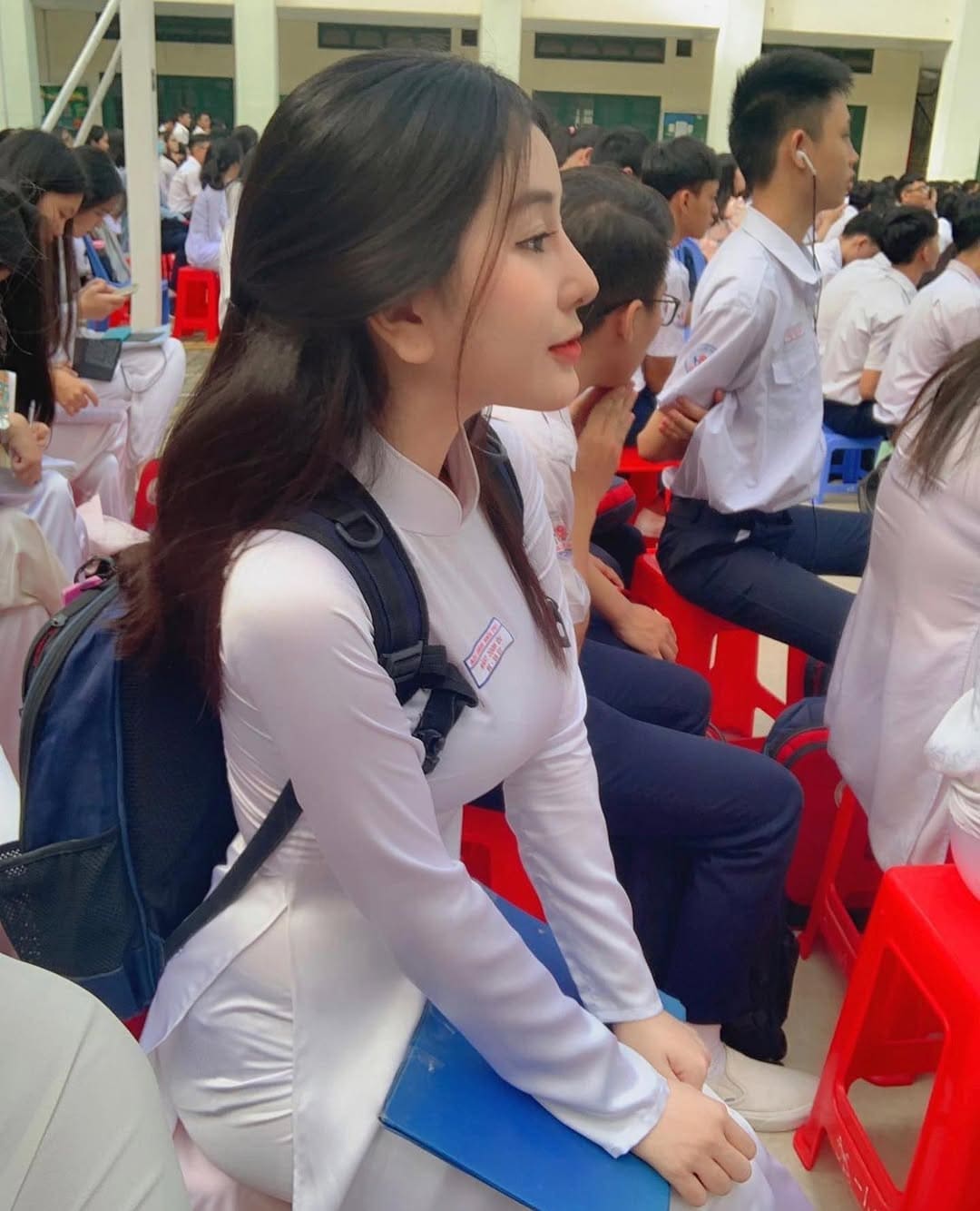 Sức cuốn hút khó cưỡng từ thần thái của girl xinh áo dài trắng