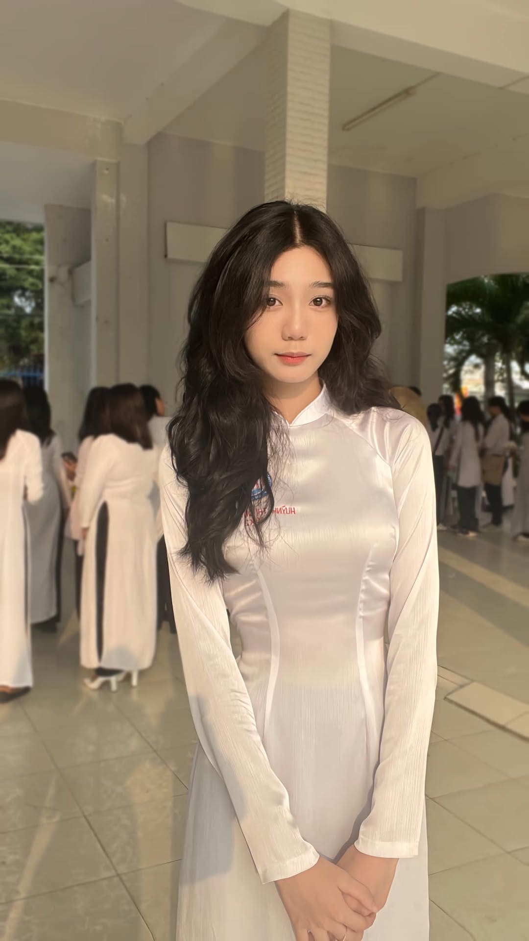 Nữ sinh mang áo dài khoe vẻ đẹp dịu dàng và vóc dáng phổng phao