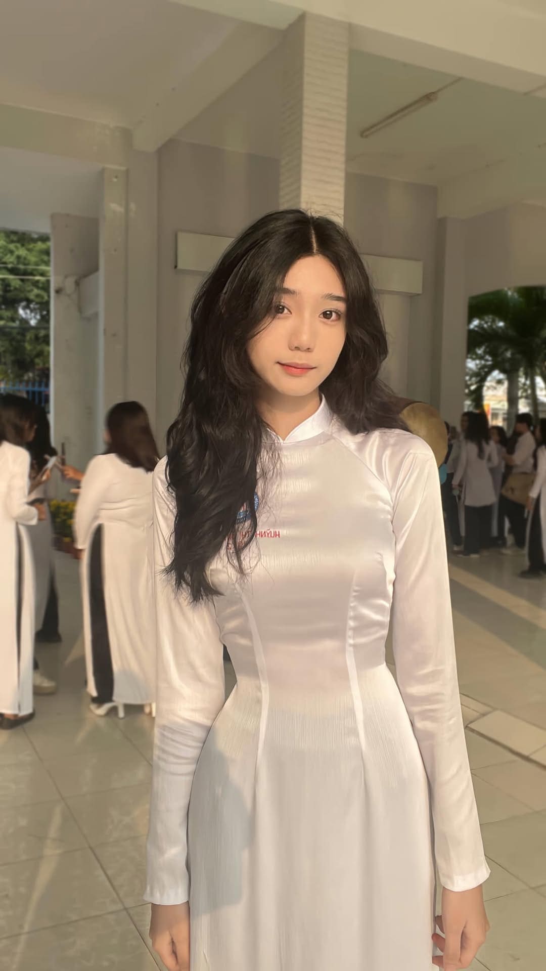 Girl xinh áo dài trắng khoe đường cong sexy và làn da mịn màng