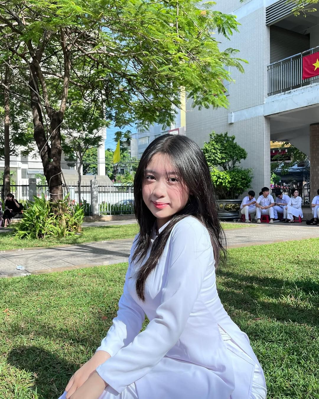 Nữ sinh áo dài khoe nhan sắc xinh xắn và thần thái rạng rỡ