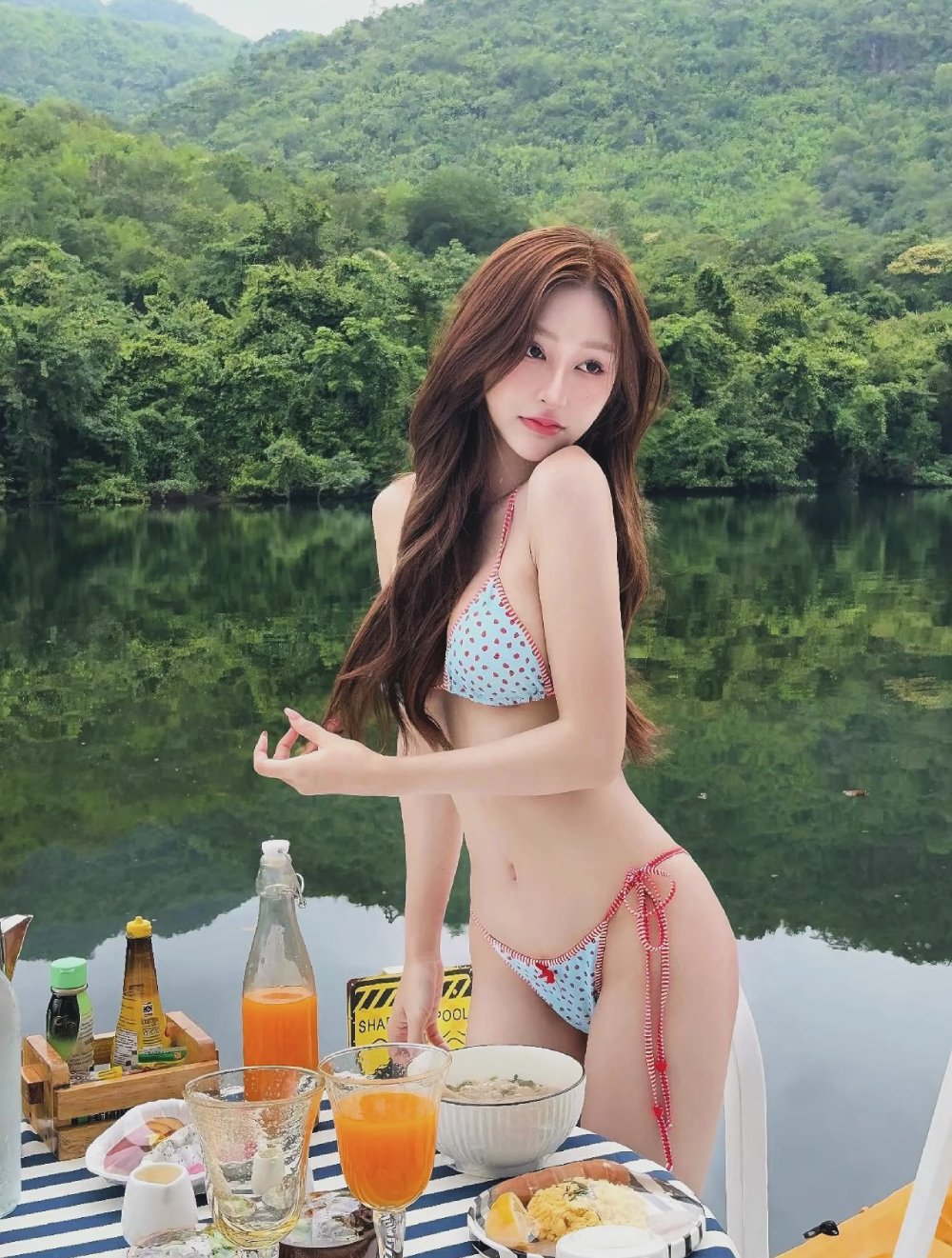 Gái xinh mang bikini cười đùa cùng sóng biển lãng mạn