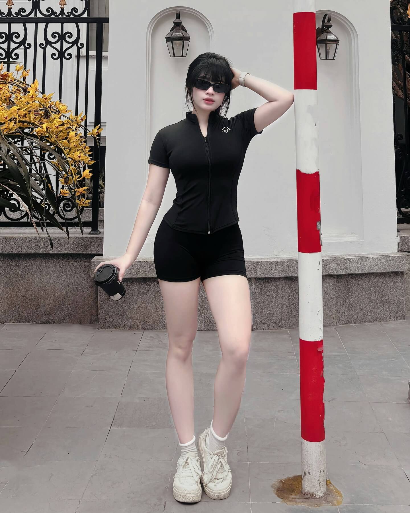 Gymer chạy bộ khoe vóc dáng cực cháy và làn da mịn màng