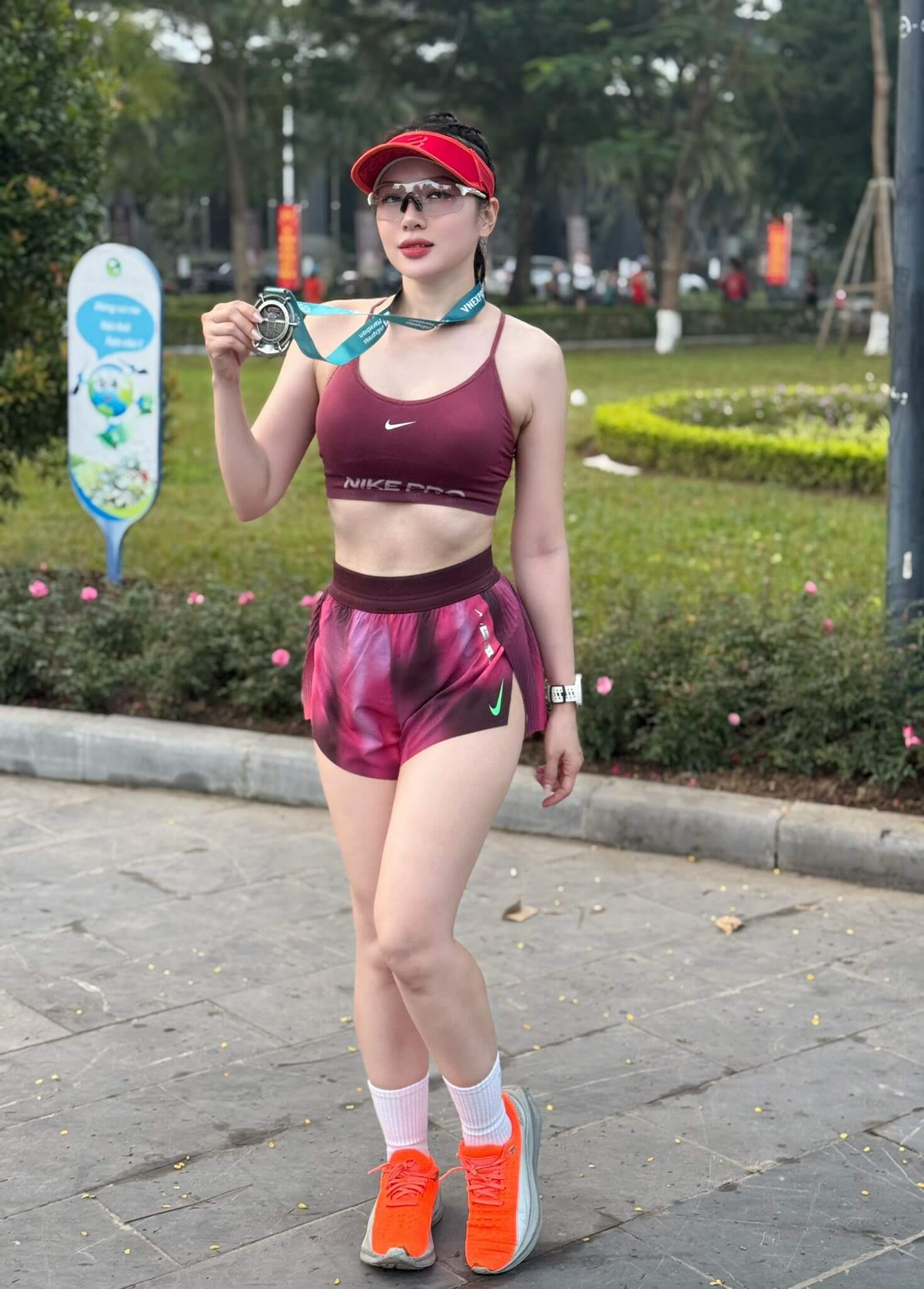 Nữ runner xinh đẹp lôi cuốn bởi nhan sắc ngọt ngào và gợi cảm