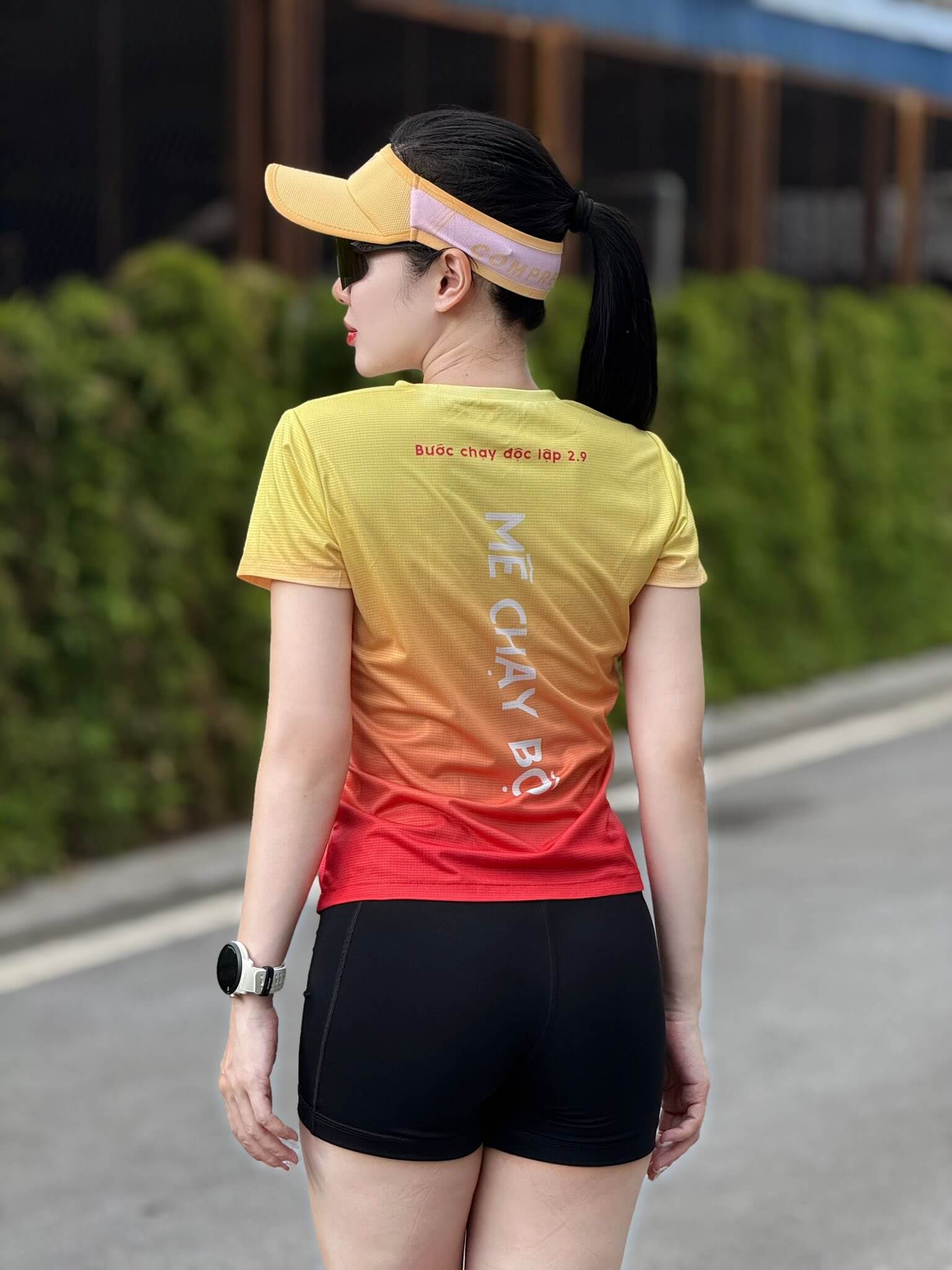Hot girl chạy bộ xinh đẹp thu hút mọi ánh nhìn trong khung hình