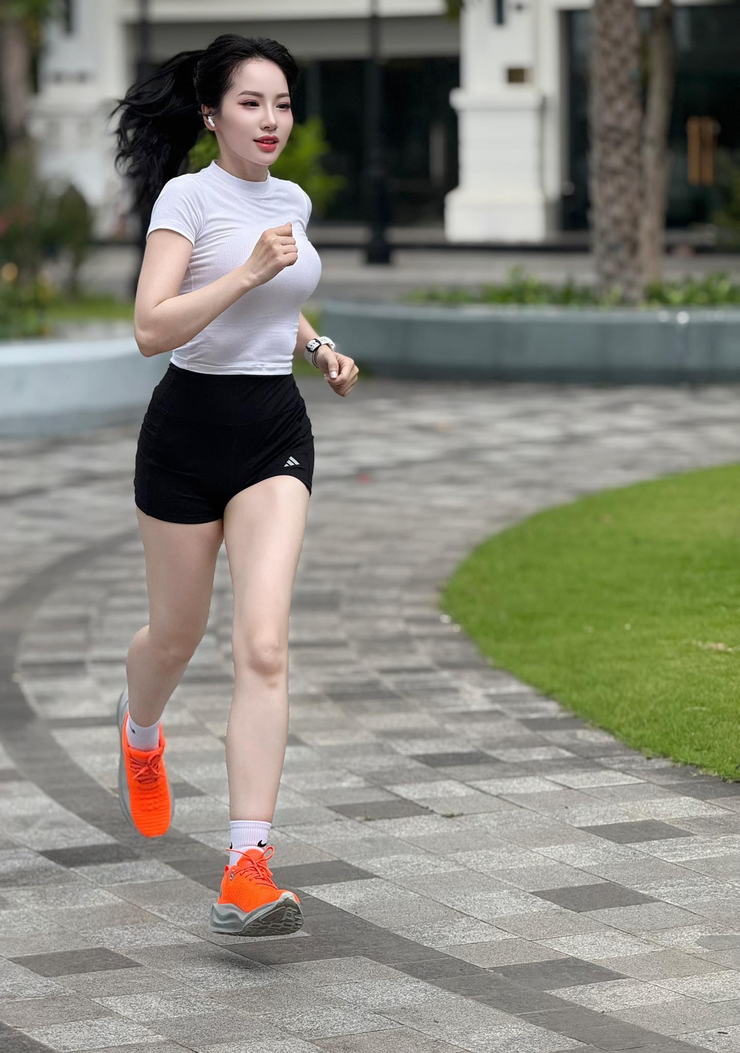 Hot girl chạy bộ lôi cuốn người xem bởi vóc dáng bốc lửa sexy
