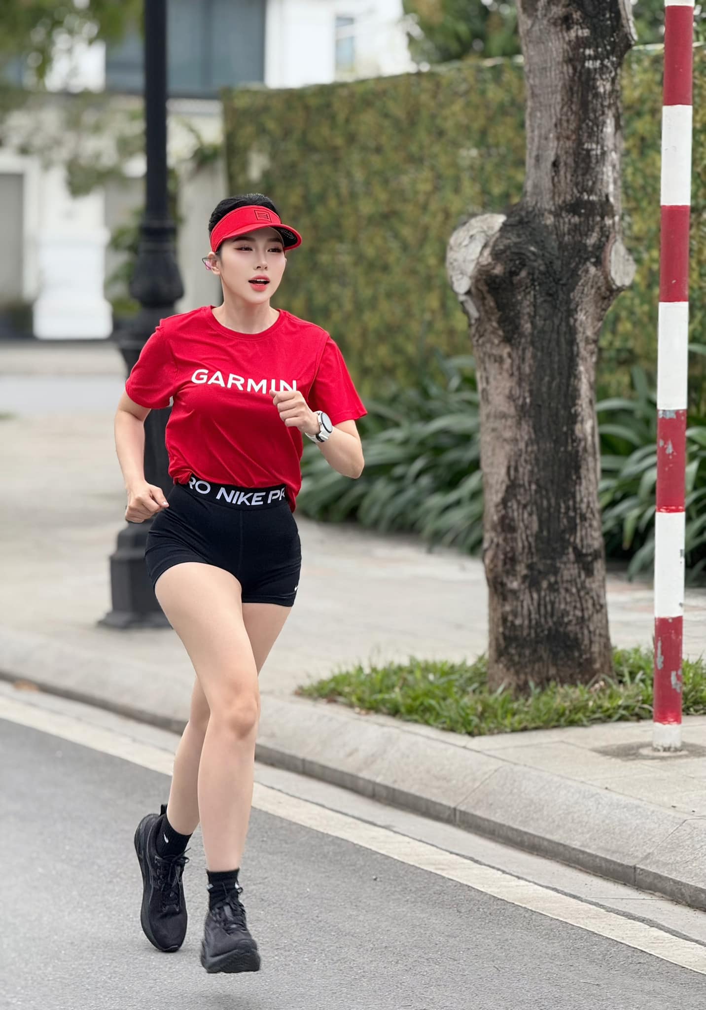 Nữ runner xinh đẹp thu hút mọi ánh nhìn bởi sự sexy và năng động