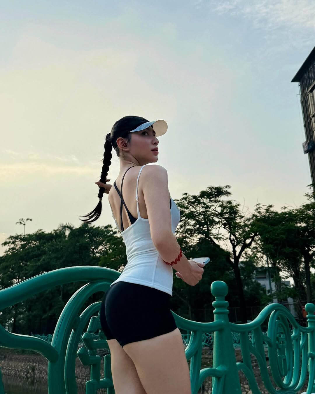 Vẻ đẹp khỏe khoắn và sức quyến rũ nồng nàn của nữ runner xinh đẹp