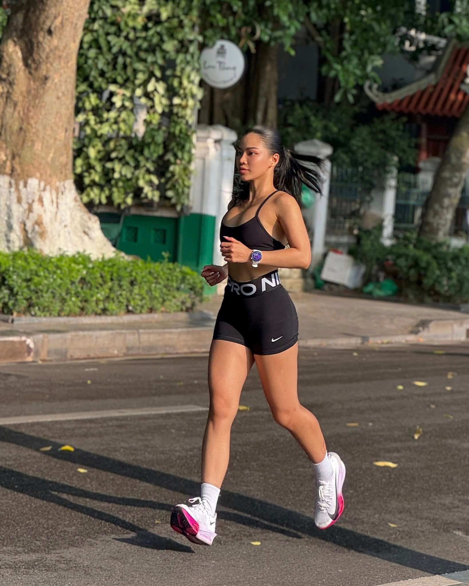 Gymer chạy bộ khoe vẻ đẹp gợi cảm thu hút mọi ánh nhìn