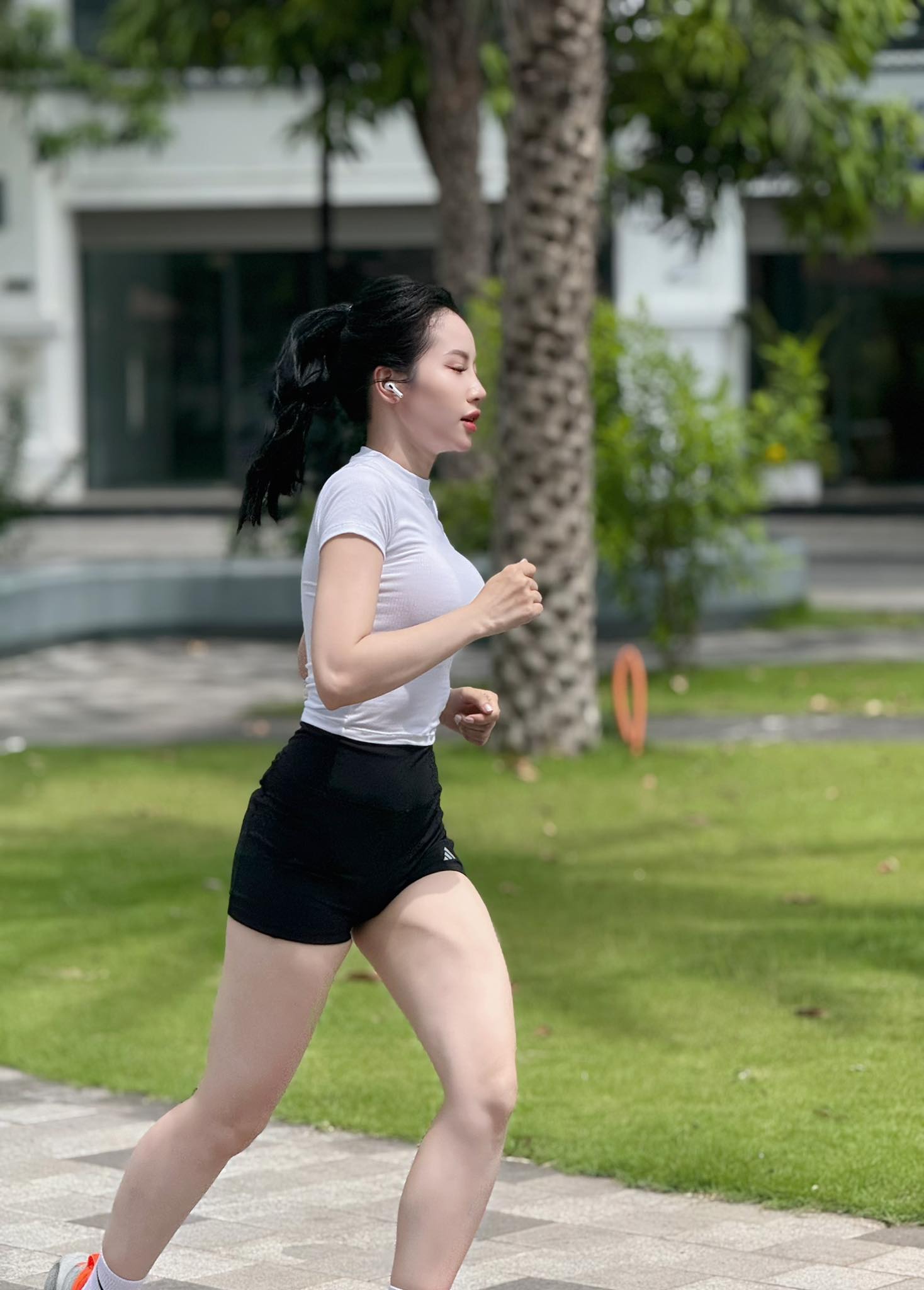 Gái xinh chạy bộ khoe đường cong sexy và làn da bóng bẩy