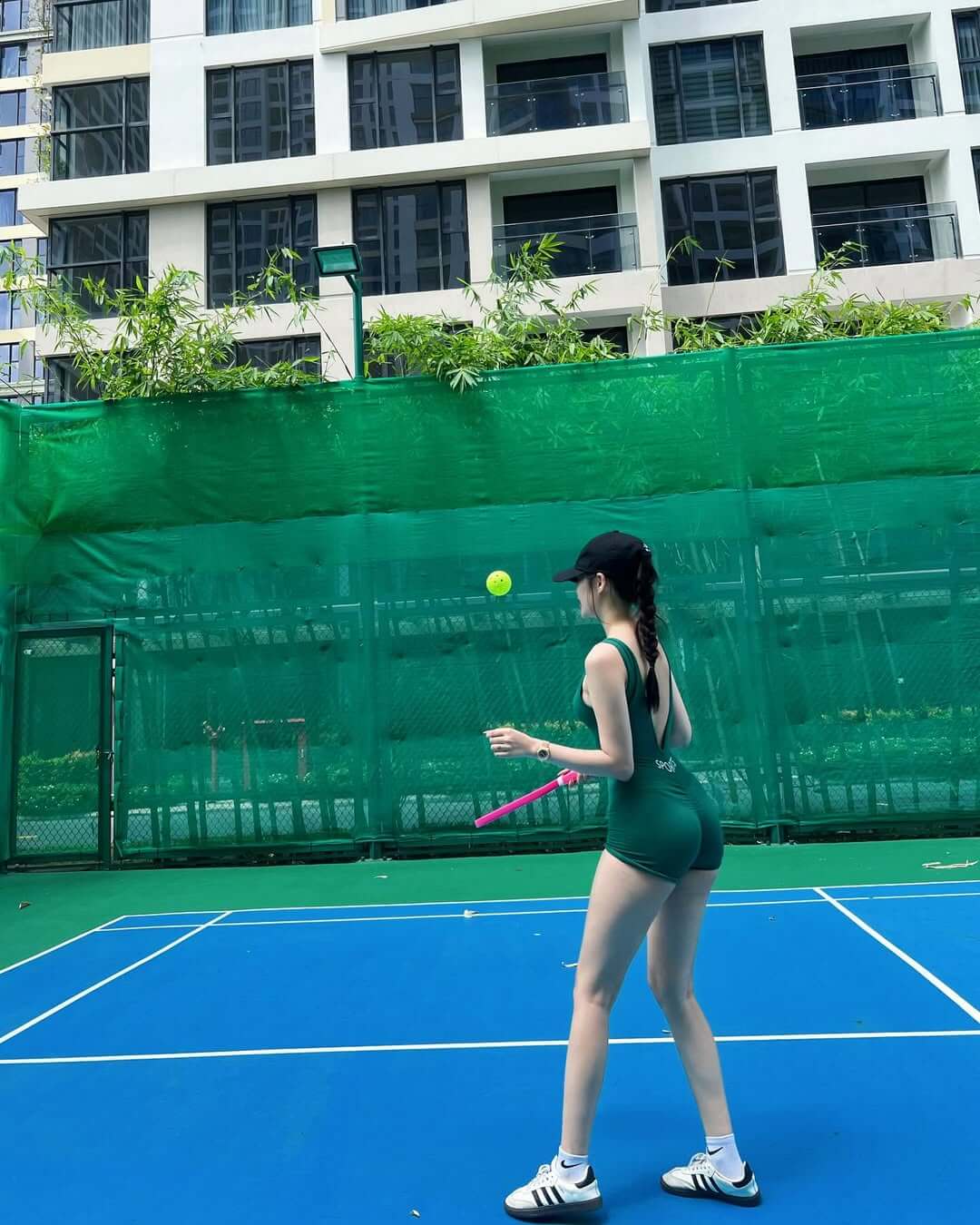 Vẻ đẹp gợi cảm và tràn đầy năng lượng của gái xinh pickleball