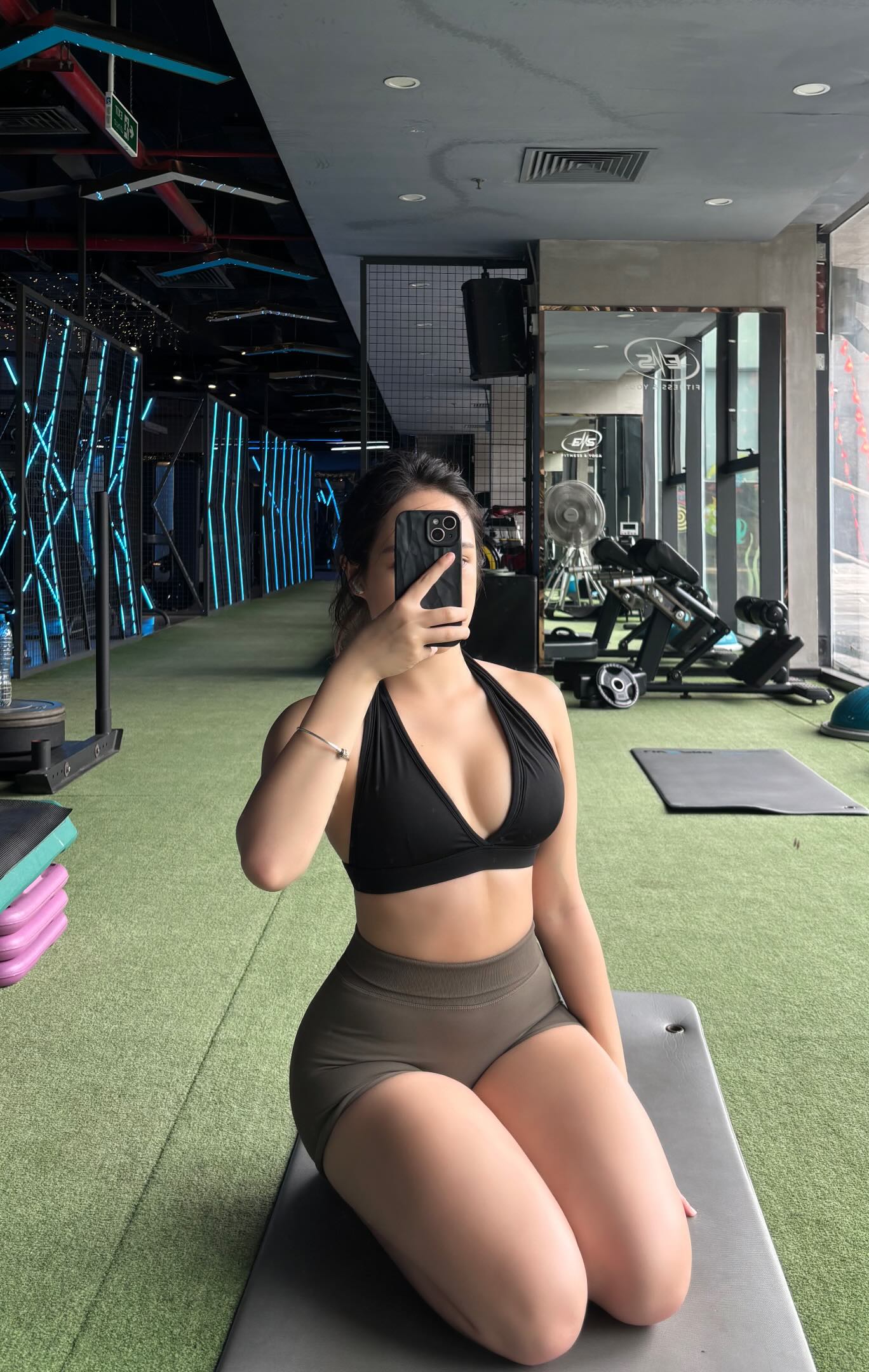 Gái xinh tập gym xinh đẹp thu hút mọi ánh nhìn trong khung hình