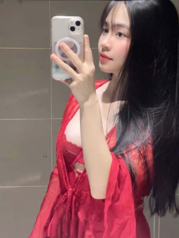 Gái mặc đồ ngủ tự tin khoe dáng trước gương sắc nét