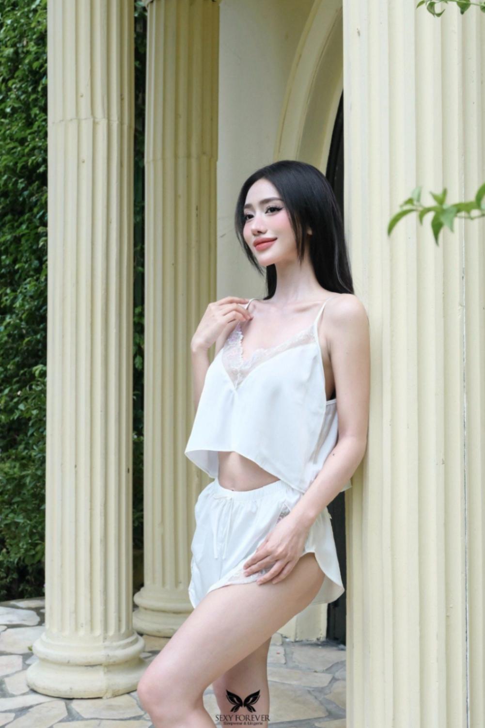 Gái xinh mặc váy ngủ khoe vai trần gợi cảm khó cưỡng