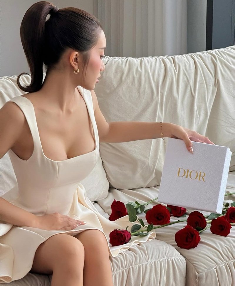Lê Thị Khánh Huyền sexy diện đồ bó sát tôn vóc dáng