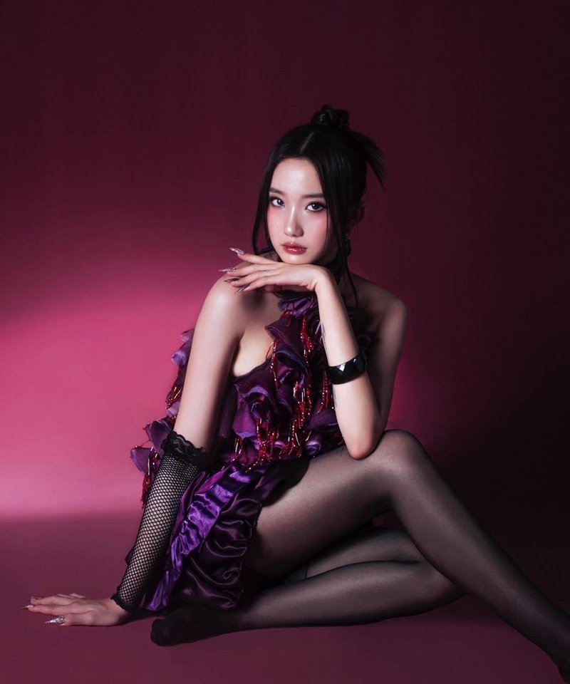 Lê Thị Khánh Huyền sexy trong trang phục lấp lánh ánh kim