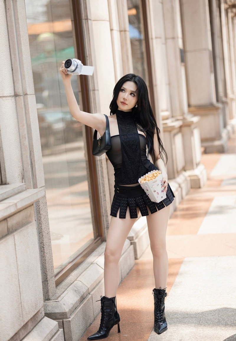 Ảnh Ngọc Trinh phong cách tối giản đầy sự sang trọng