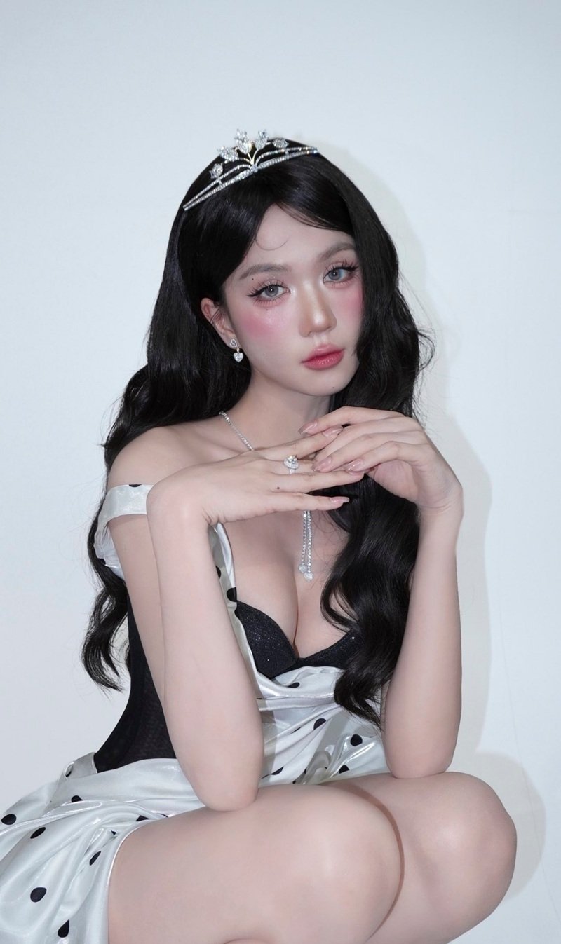 Ngọc Trinh sexy mang lại năng lượng rực cháy ngày hè 2026