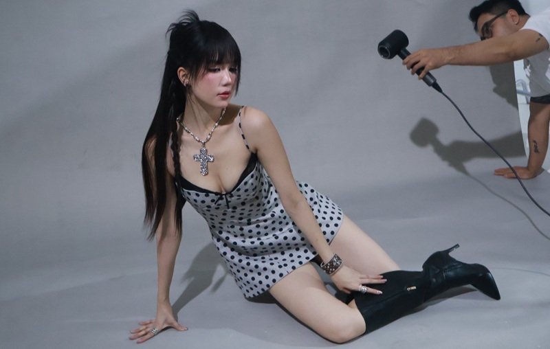 Người mẫu Ngọc Trinh khoe trọn đường cong dưới ánh hoàng hôn