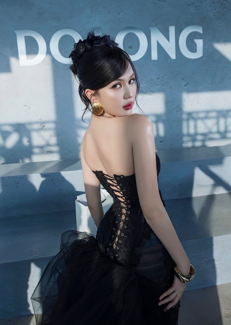 Ngọc Trinh bikini thiết kế cutout táo bạo đầy mới lạ