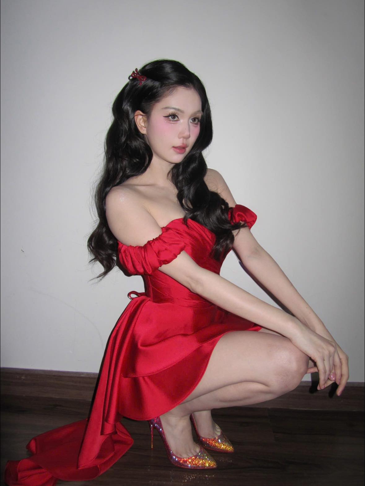 Người mẫu Ngọc Trinh diện đầm dạ hội sang trọng đẳng cấp